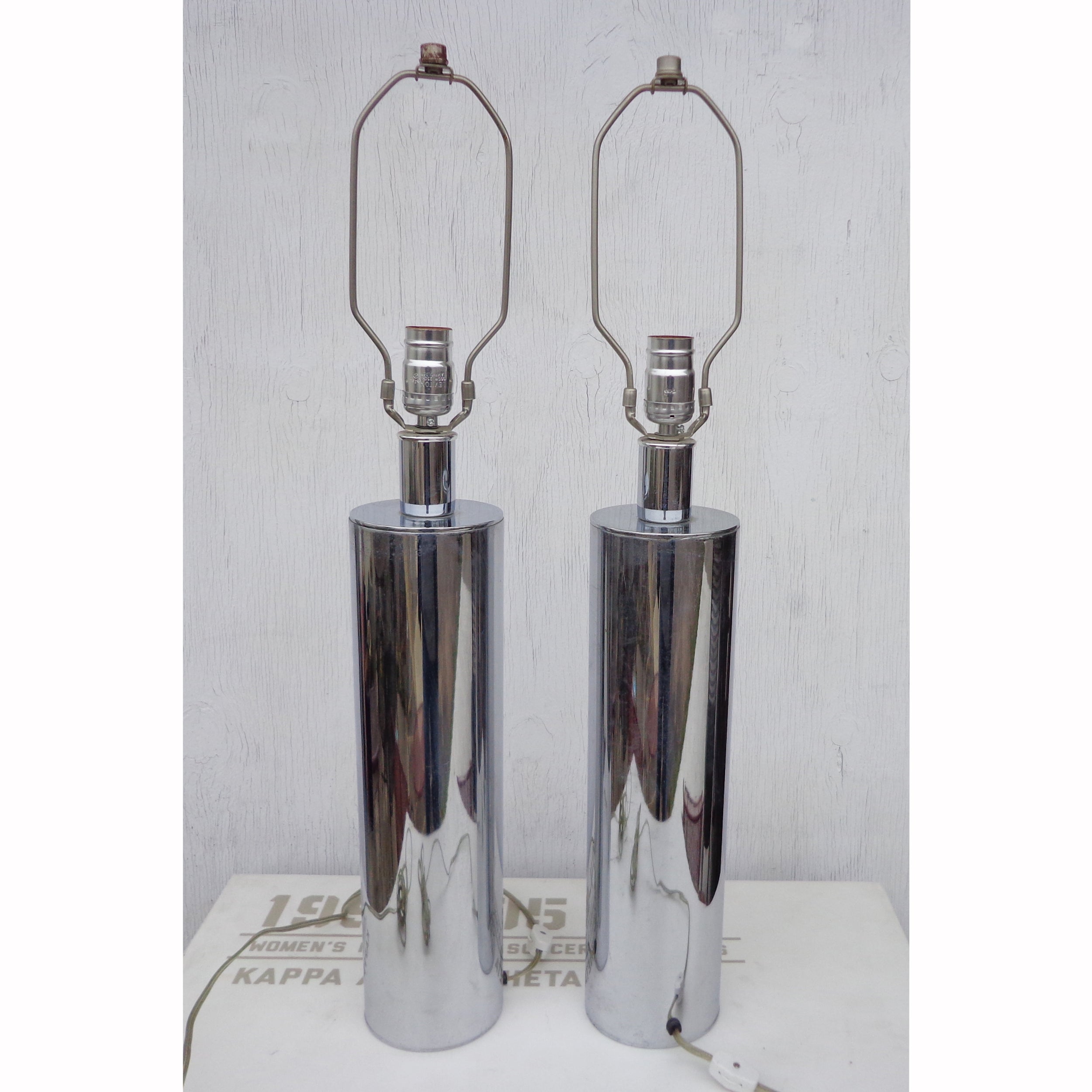 Pair Of George Kovacs chrome cylinder lamps

Pair of modern, minimal chrome lamps by George Kovacs, 1970s. Cylinder shaped, wired and working. Shades are not included. 

We have 1 set available.