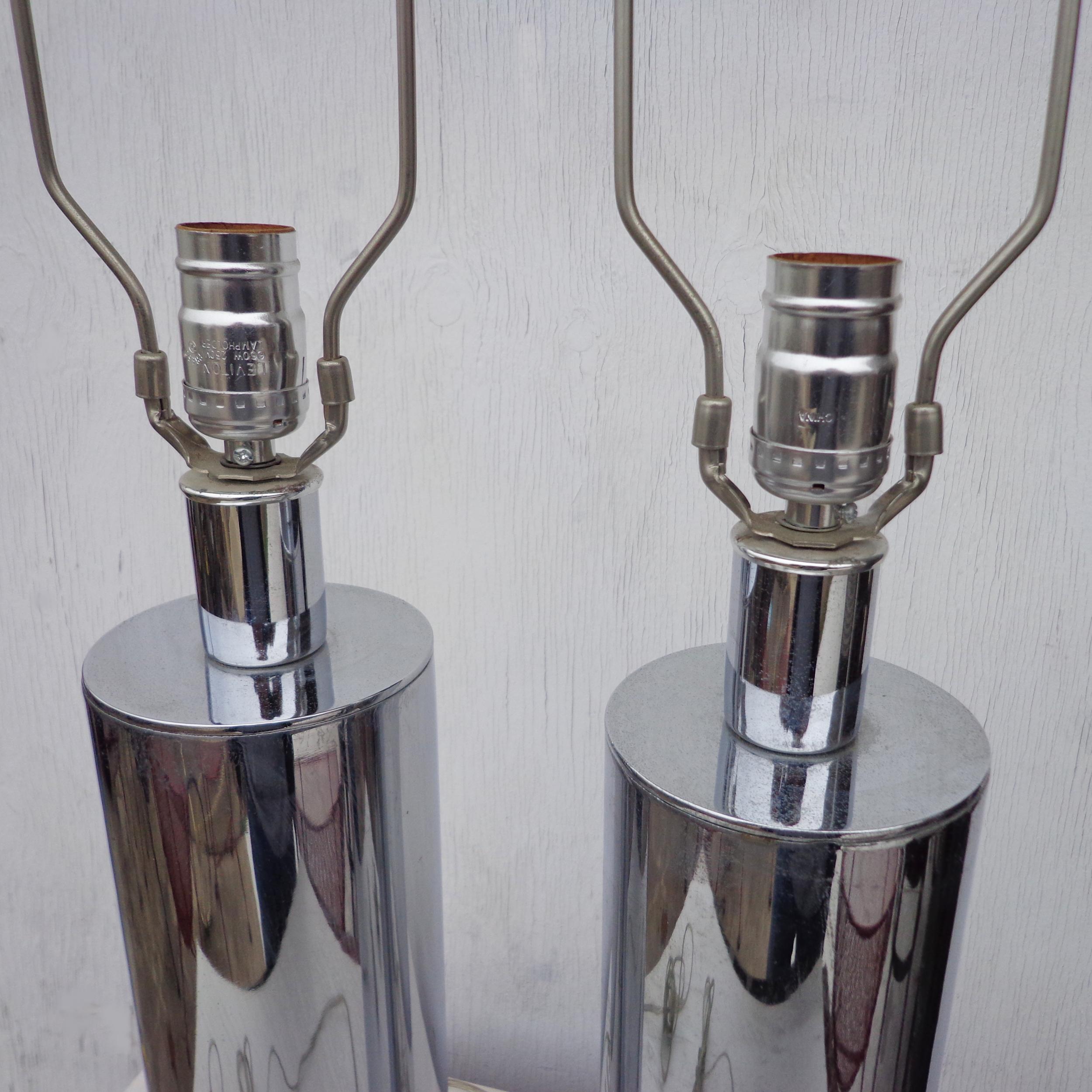 Mid-Century Modern Paire de lampes cylindriques chromées George Kovacs en vente