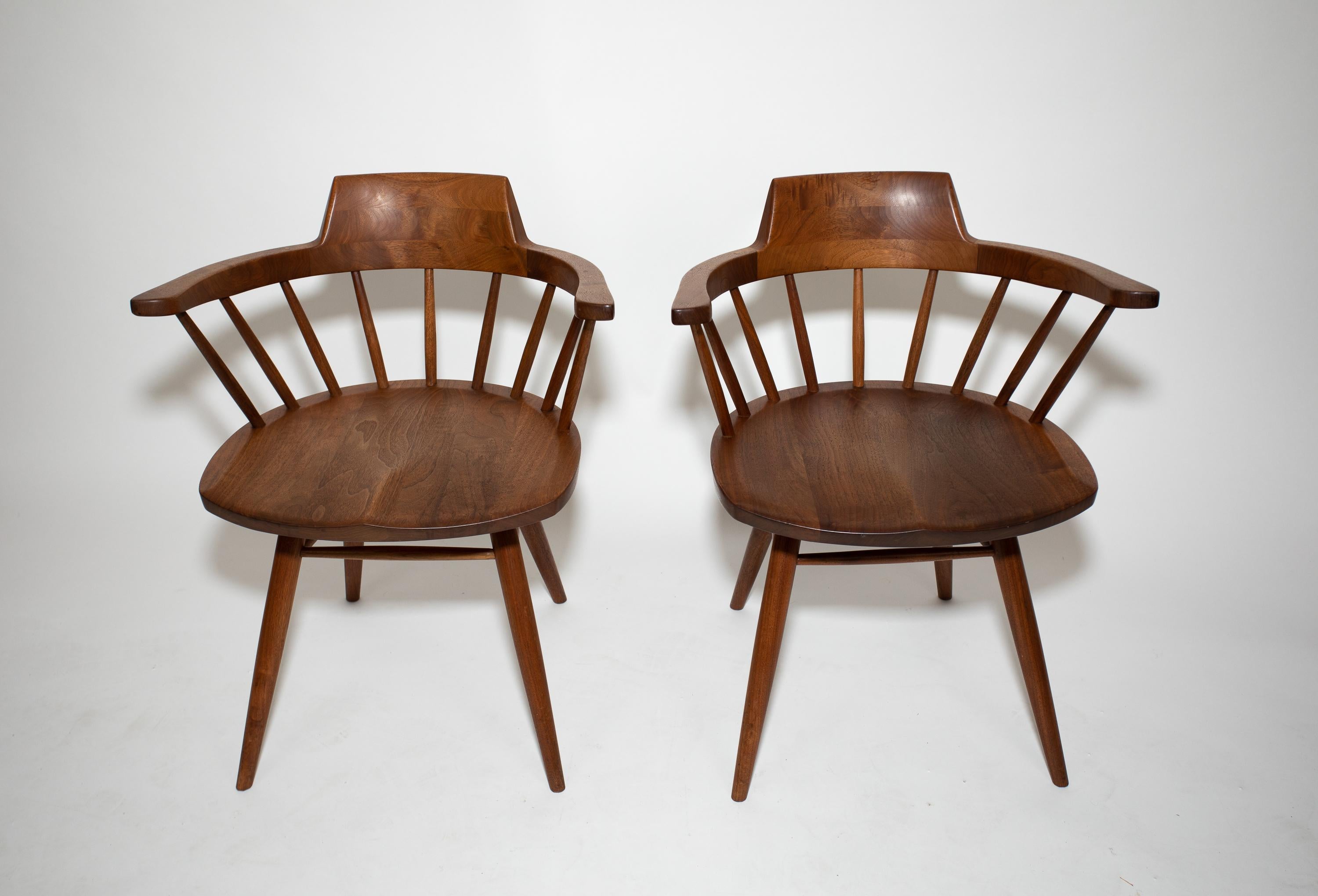 Ein Paar George Nakashima-Stühle.
Schönes originales Finish.
Original-Kundenname auf der Unterseite des Sitzes.
Elegante Details sind die Rillen auf dem Rücken und den Oberseiten der Arme.
Schöne Holzauswahl.