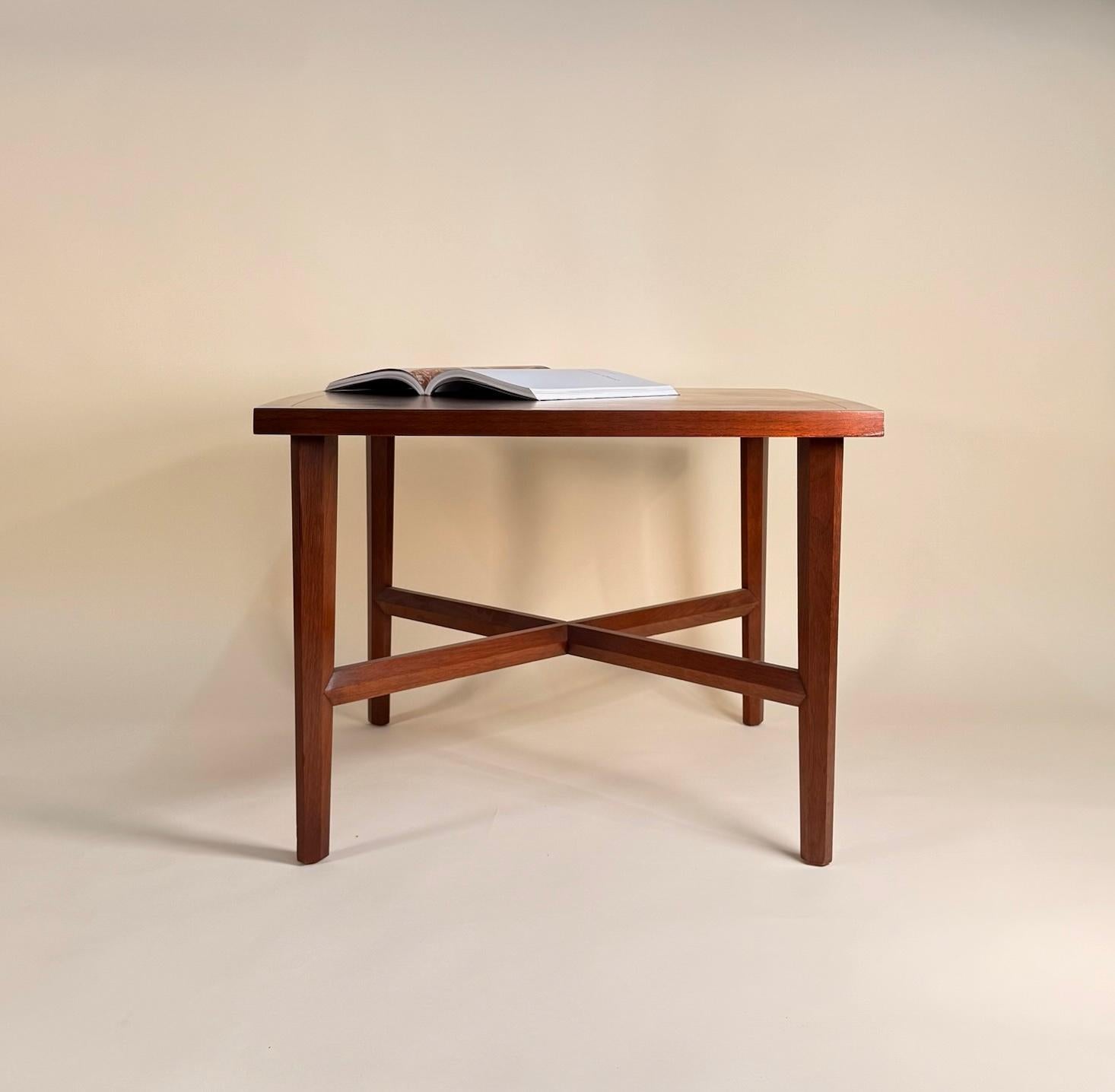 Celebra la serena belleza de los materiales naturales y el diseño atemporal con esta exquisita mesa rinconera o auxiliar de George Nakashima para Widdicomb. Diseñada y producida en los años 1958-1960, esta pieza ejemplifica la filosofía