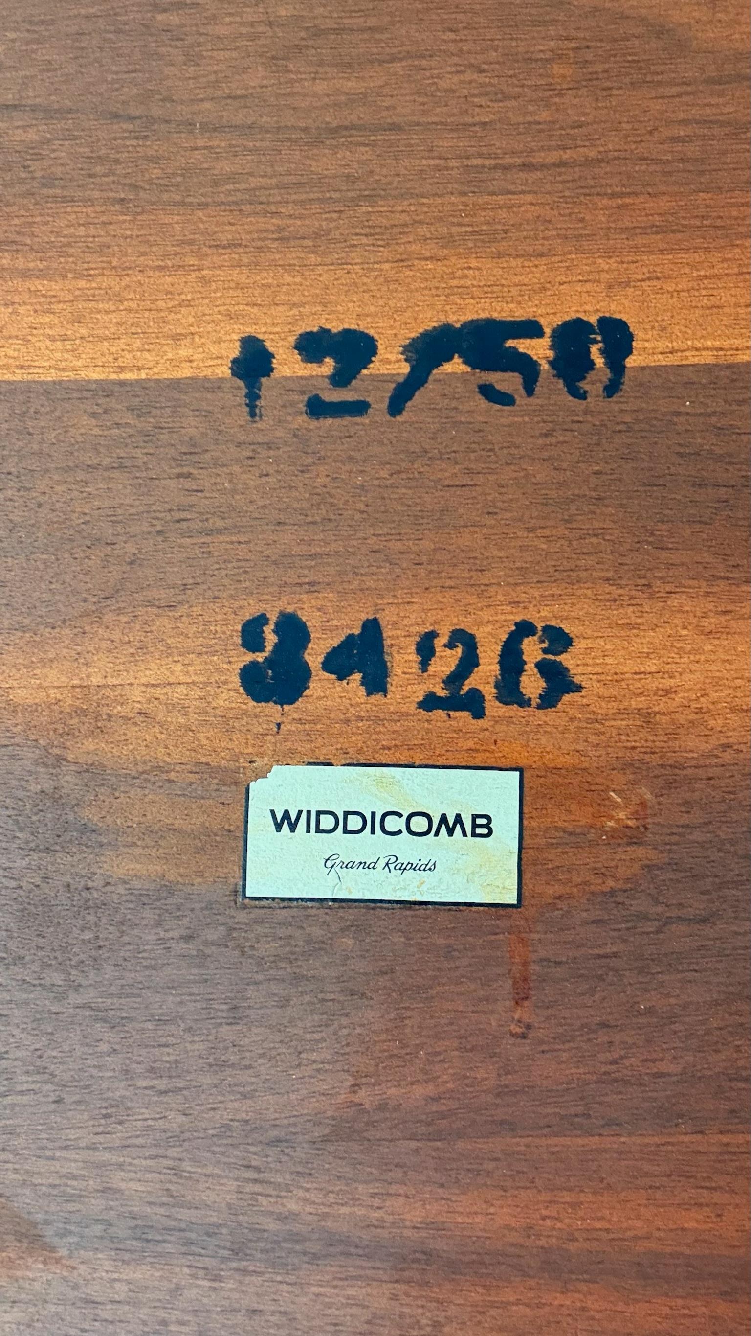 Pareja de mesas esquineras George Nakashima para Widdicomb - Icono de la modernidad de mediados de siglo artesano estadounidense en venta