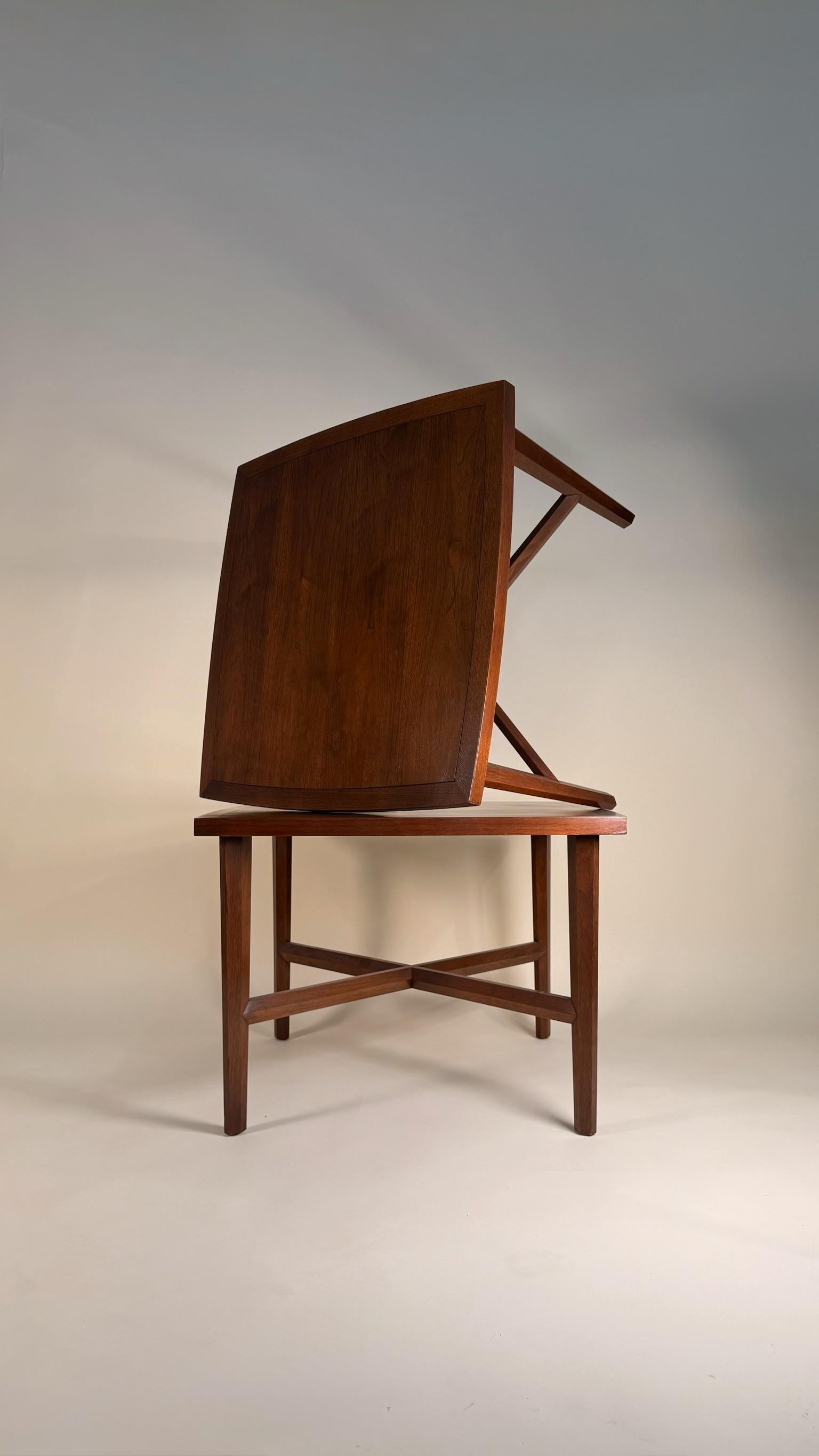 Pareja de mesas esquineras George Nakashima para Widdicomb - Icono de la modernidad de mediados de siglo en Bueno estado para la venta en San Diego, CA