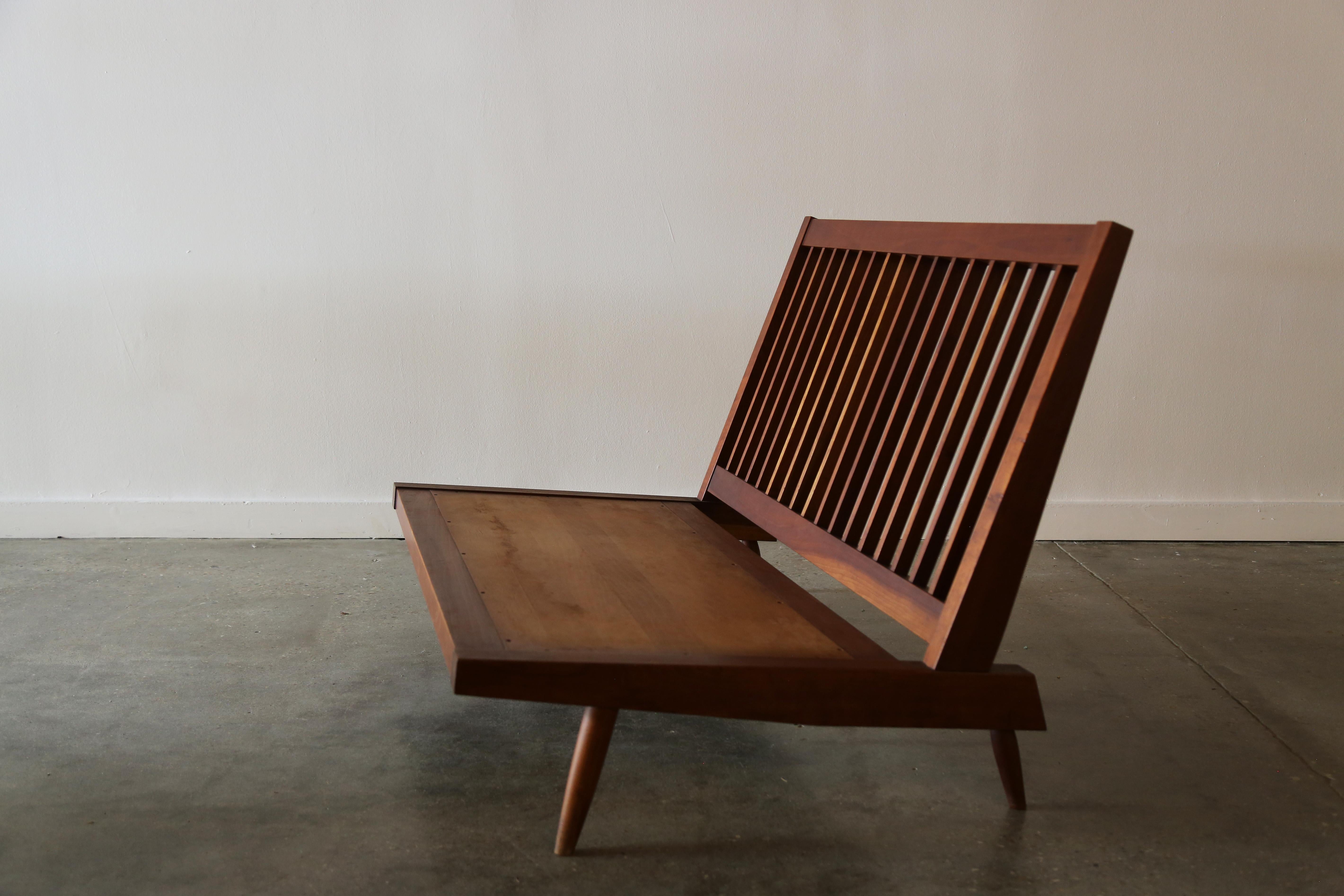 Coppia di divani George Nakashima Studio in ciliegio e tessuto Knoll in vendita 3