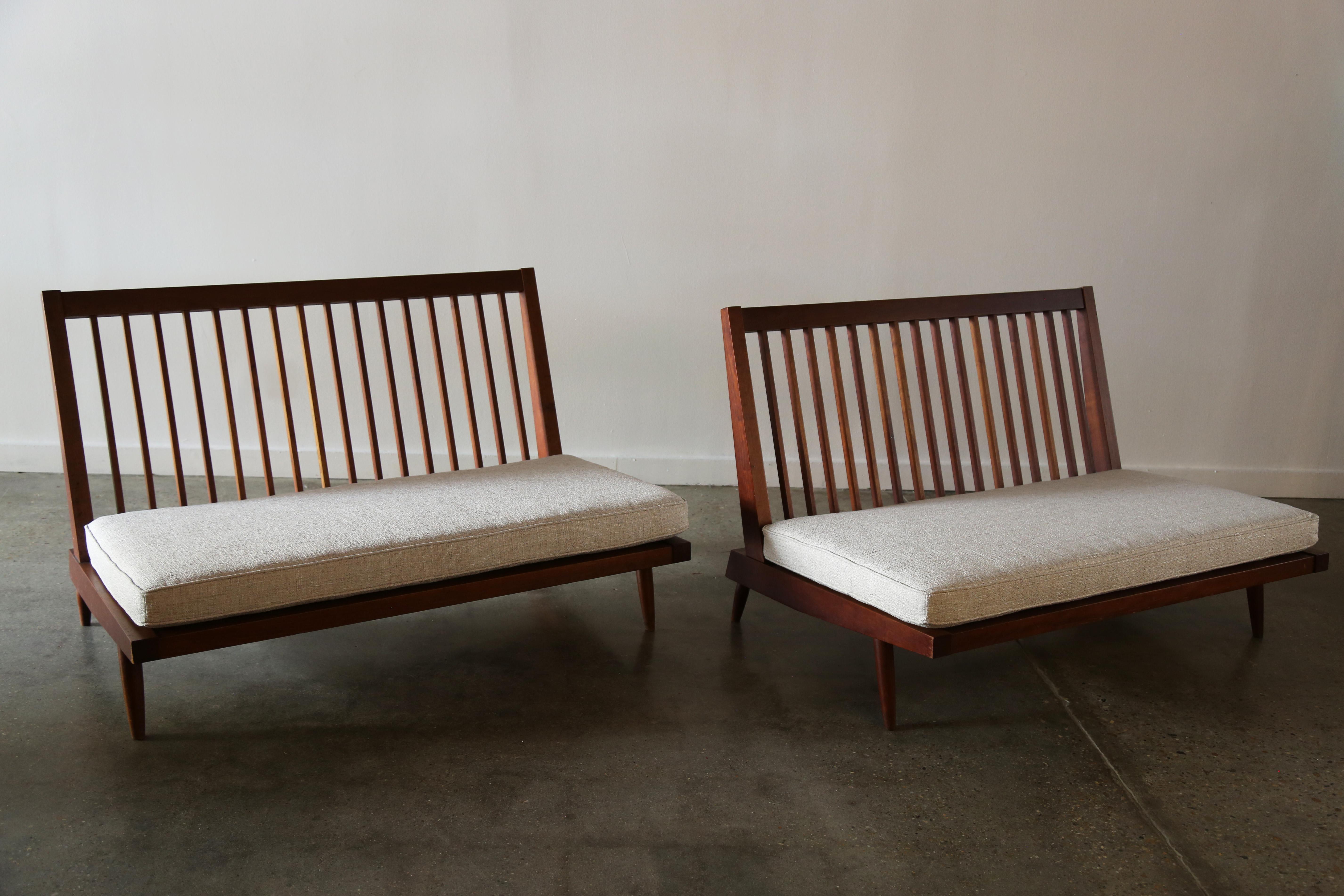 Divano senza braccioli di George Nakashima Studio del 1960 in ciliegio massiccio. Elegante schienale a doghe con un'ampia variazione di colori di ciliegio che crea un bellissimo effetto. Poggia su 4 gambe affusolate e una seduta imbottita. Un