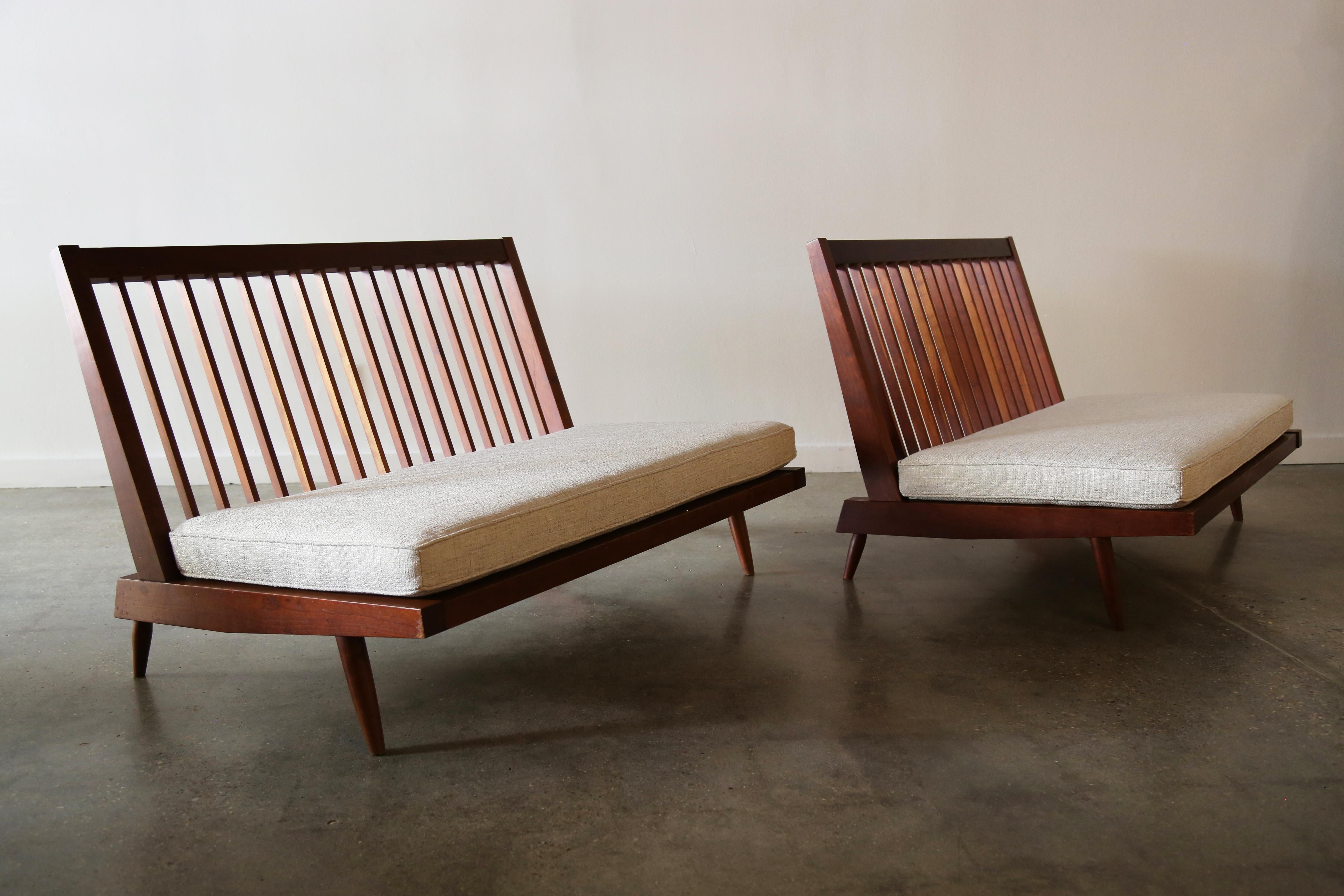 Mid-Century moderno Coppia di divani George Nakashima Studio in ciliegio e tessuto Knoll in vendita