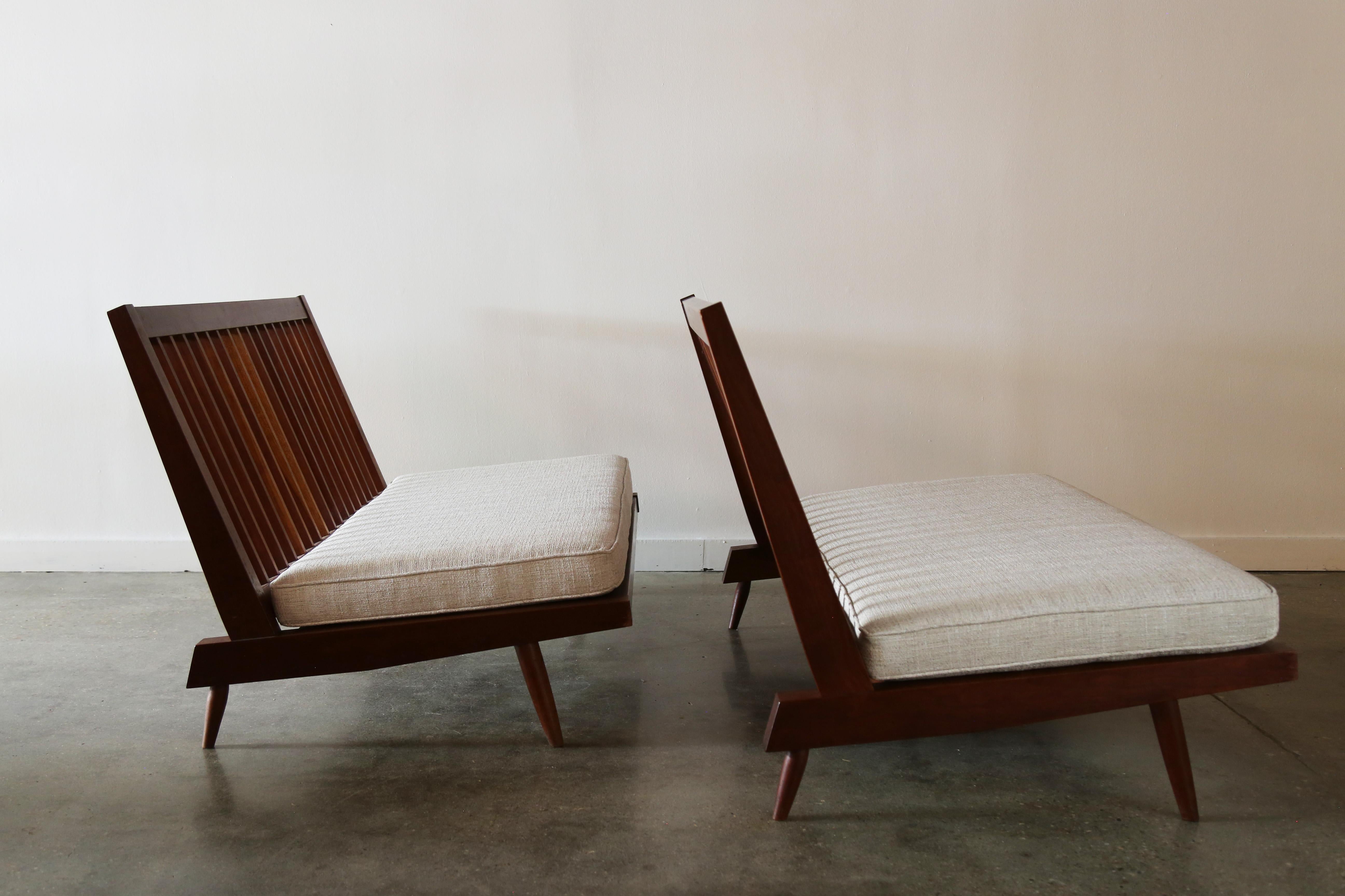 Americano Coppia di divani George Nakashima Studio in ciliegio e tessuto Knoll in vendita