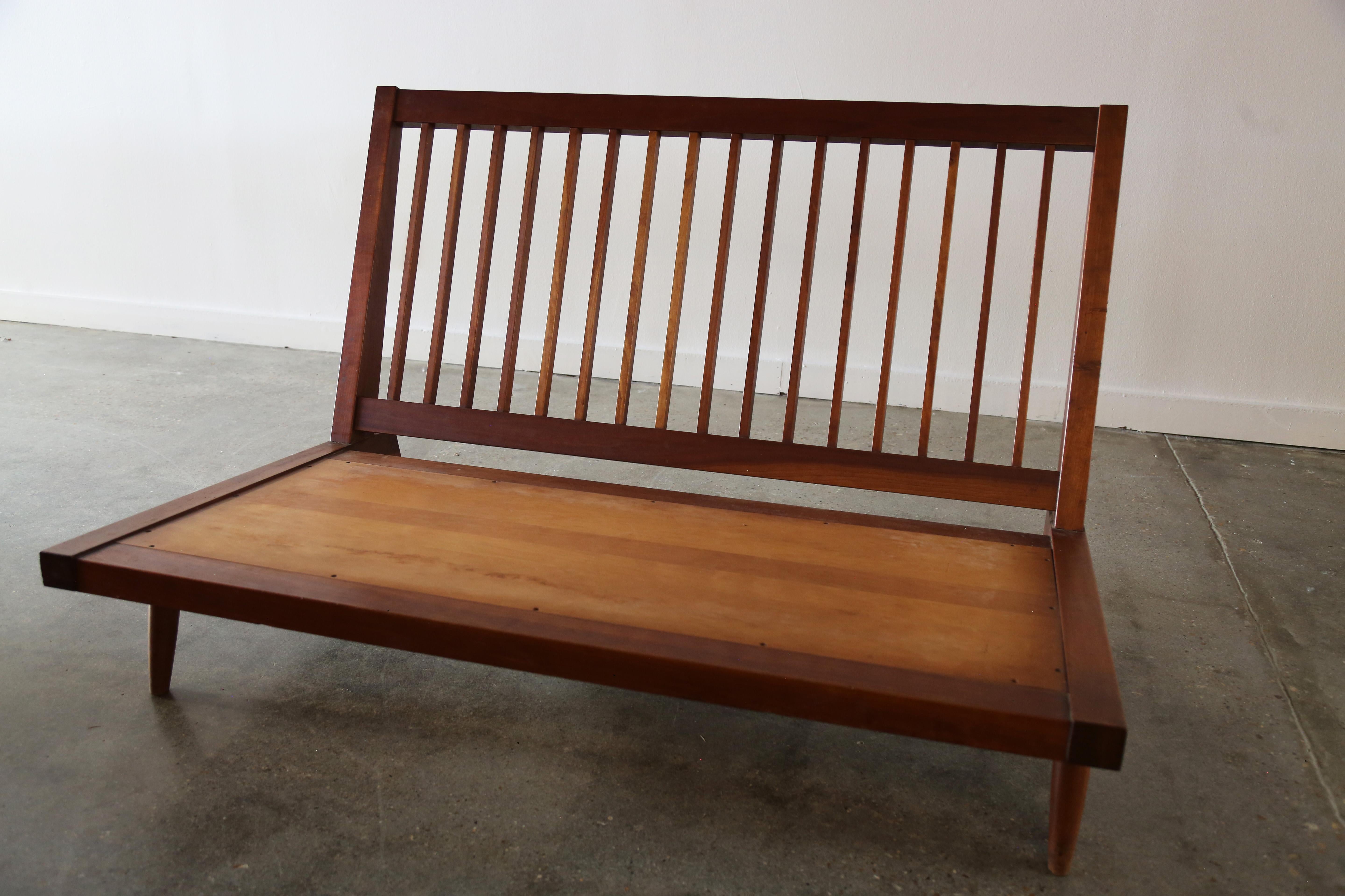 Ciliegio Coppia di divani George Nakashima Studio in ciliegio e tessuto Knoll in vendita