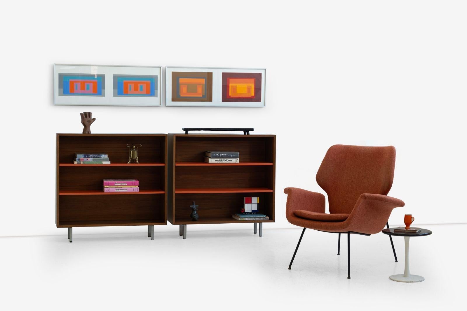 Librerías modernas de mediados de siglo diseñadas por George Nelson para Herman Miller, fabricadas hacia 1950.
Armarios de nogal enriquecido con patas cuadradas de acero
Estantes de color naranja vibrante, repintados profesionalmente
Restaurado y