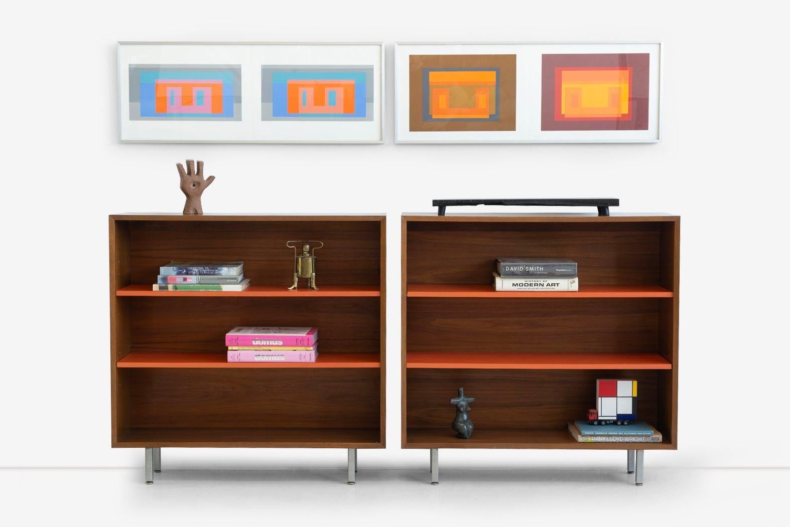 Pareja de librerías George Nelson para Herman Miller en nogal, 1950 Moderno de mediados de siglo en venta