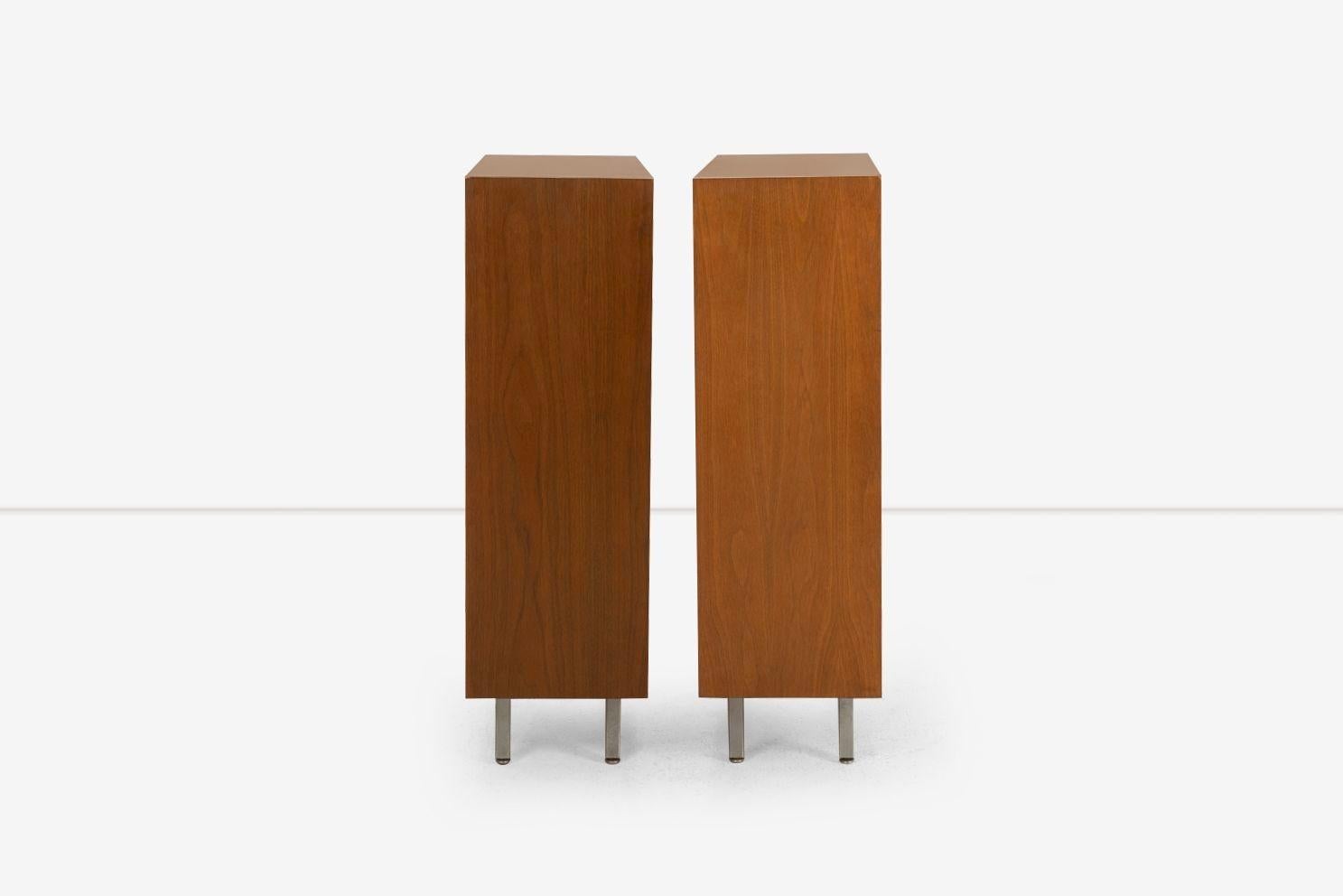 Pareja de librerías George Nelson para Herman Miller en nogal, 1950 mediados del siglo XX en venta