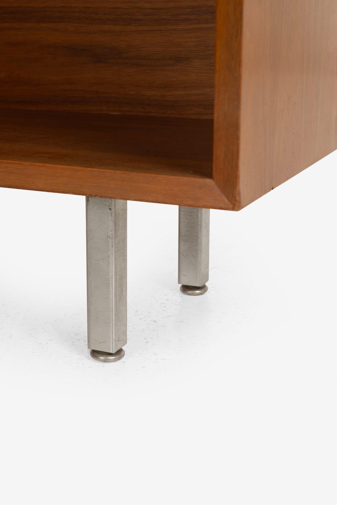 Pareja de librerías George Nelson para Herman Miller en nogal, 1950 en venta 1