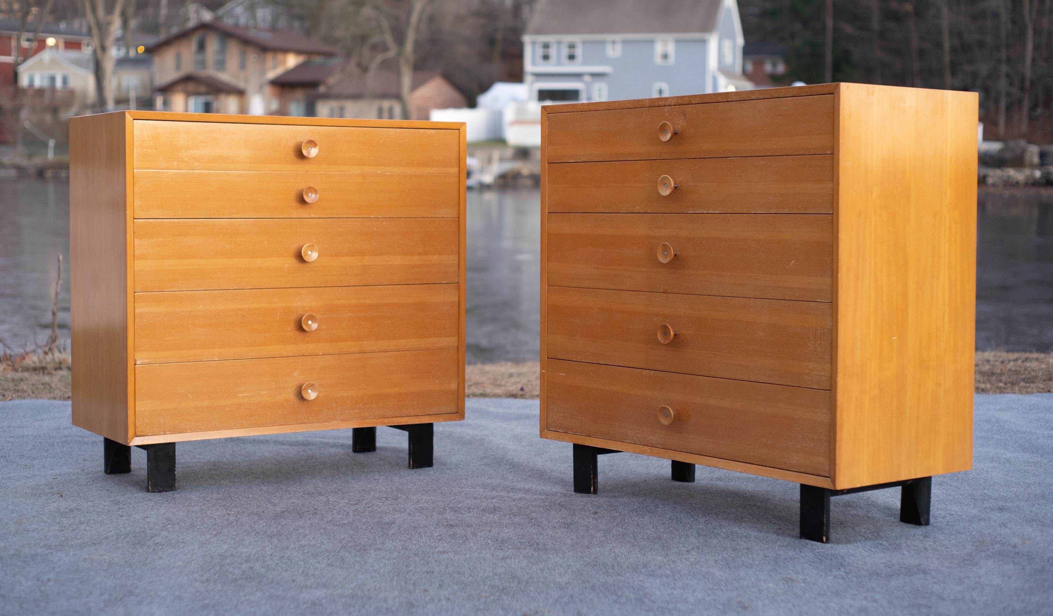 Rara coppia di armadi o cassapanche realizzati da Herman Miller nei primi anni '50 e disegnati dall'icona del design americano George Nelson. Ogni mobile presenta la struttura Primavera, una forma di mogano sbiancato che assume il colore dell'acero