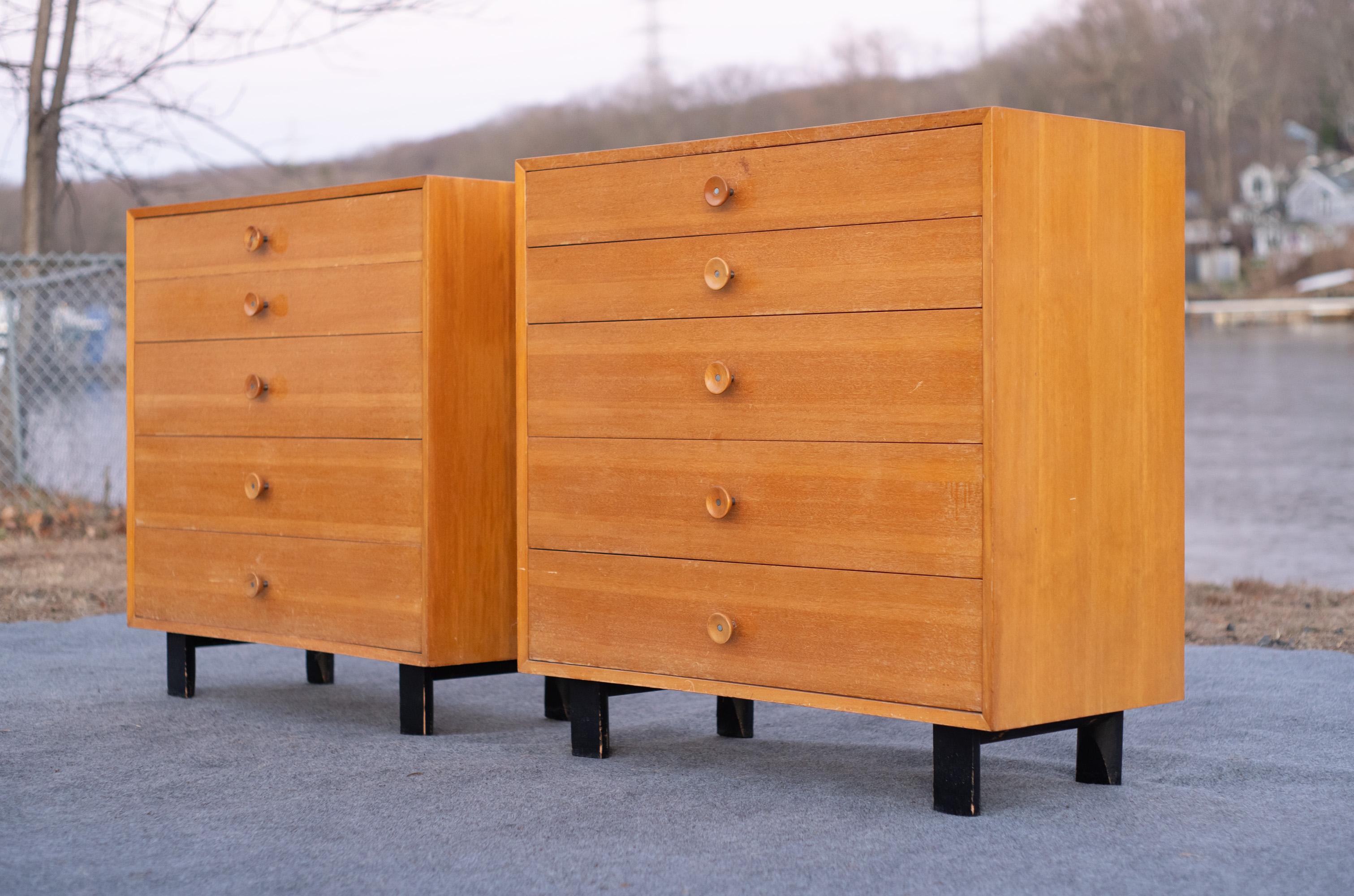 Sbiancato Coppia di cassettiere a 5 cassetti George Nelson per Herman Miller Serie Primavera Basic in vendita