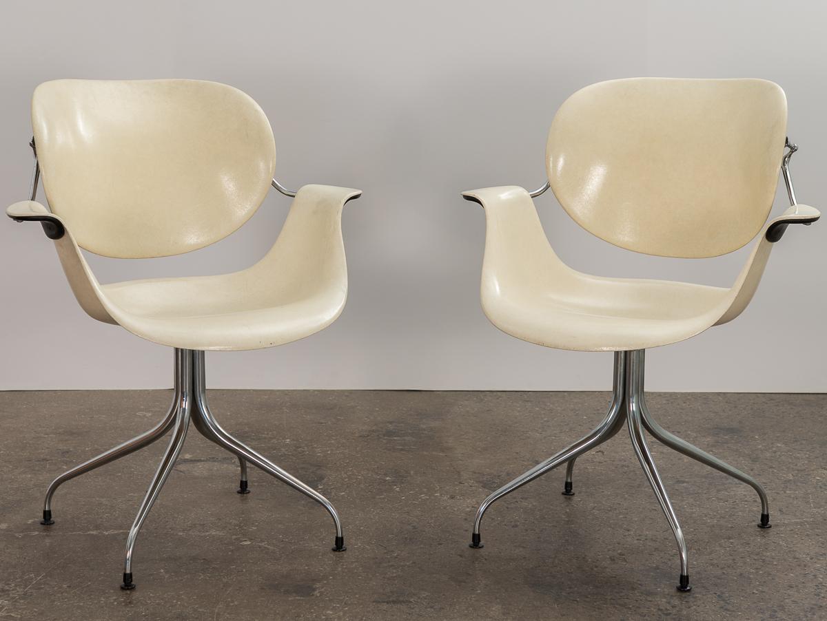 Rare original swag leg chair, designed by George Nelson for Herman Miller. Sculptural form with a sleek, futuristic character. Borrowing from the iconic Eames design, the seat is made from their patented molded fiberglass, seen here in a gorgeous