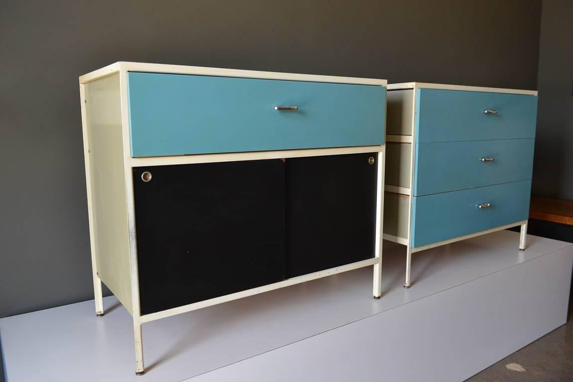 Paire d'armoires George Nelson pour Herman Miller à structure en acier:: vers 1960:: avec plans d'origine en micarta (stratifié) noir. Schéma original de blocs de couleurs bleu/tan/noir avec emblème dans le tiroir. Propriété d'un seul propriétaire à