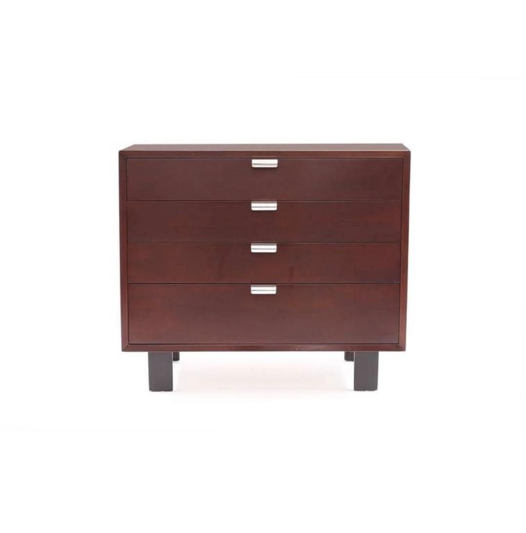 Coppia di cassettiere George Nelson per Herman Miller Primavera, circa fine anni '40. Questi esemplari hanno ciascuno quattro cassetti con casse in noce e gambe in noce ebanizzato. Il prezzo indicato è per la coppia.