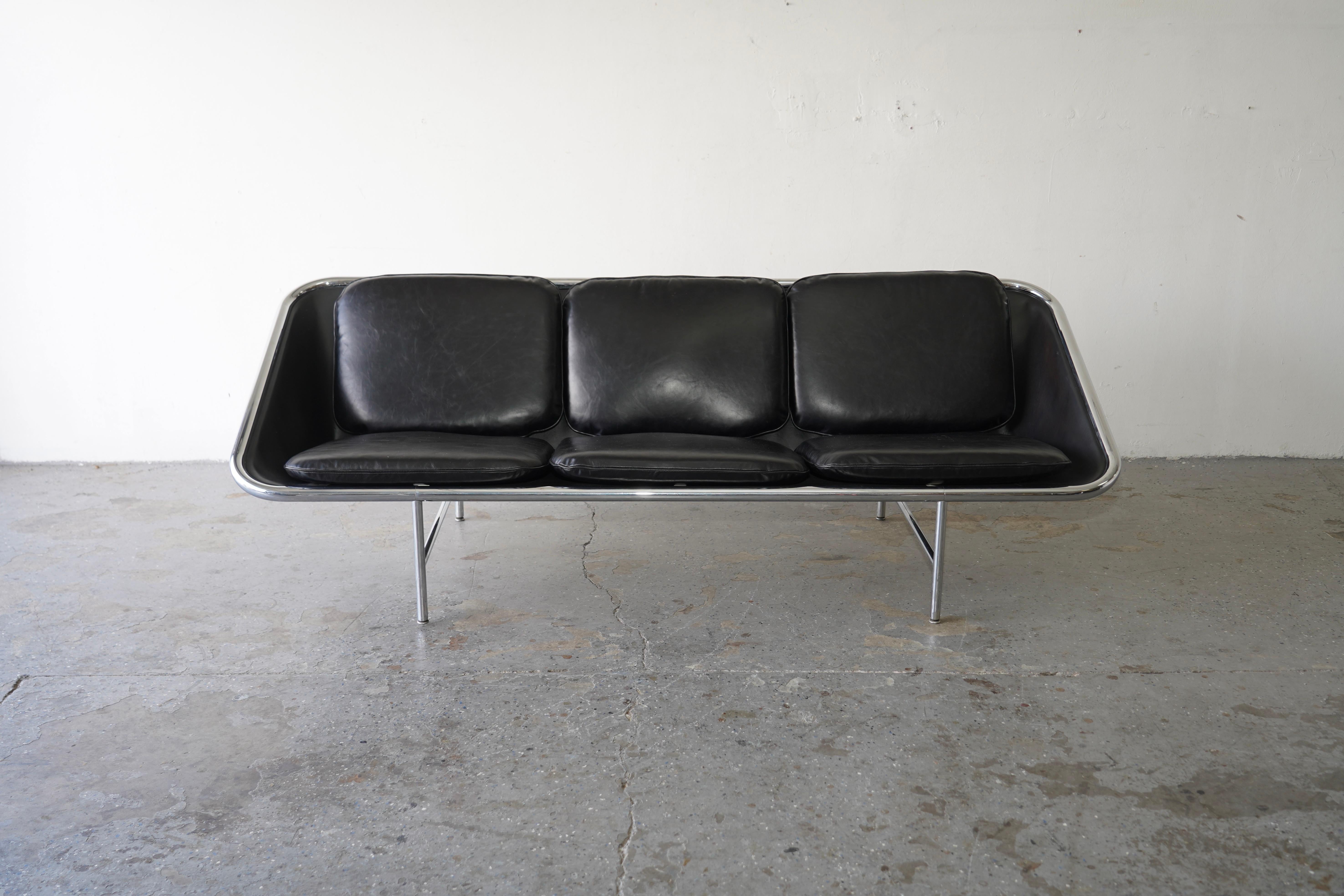   Une trouvaille rare : une paire d'emblématiques canapés George Nelson Sling, conçus dans les années 1960 par George Nelson & Associates.  produit par Herman Miller.
Ces superbes canapés trois places sont dotés d'une structure innovante en tube