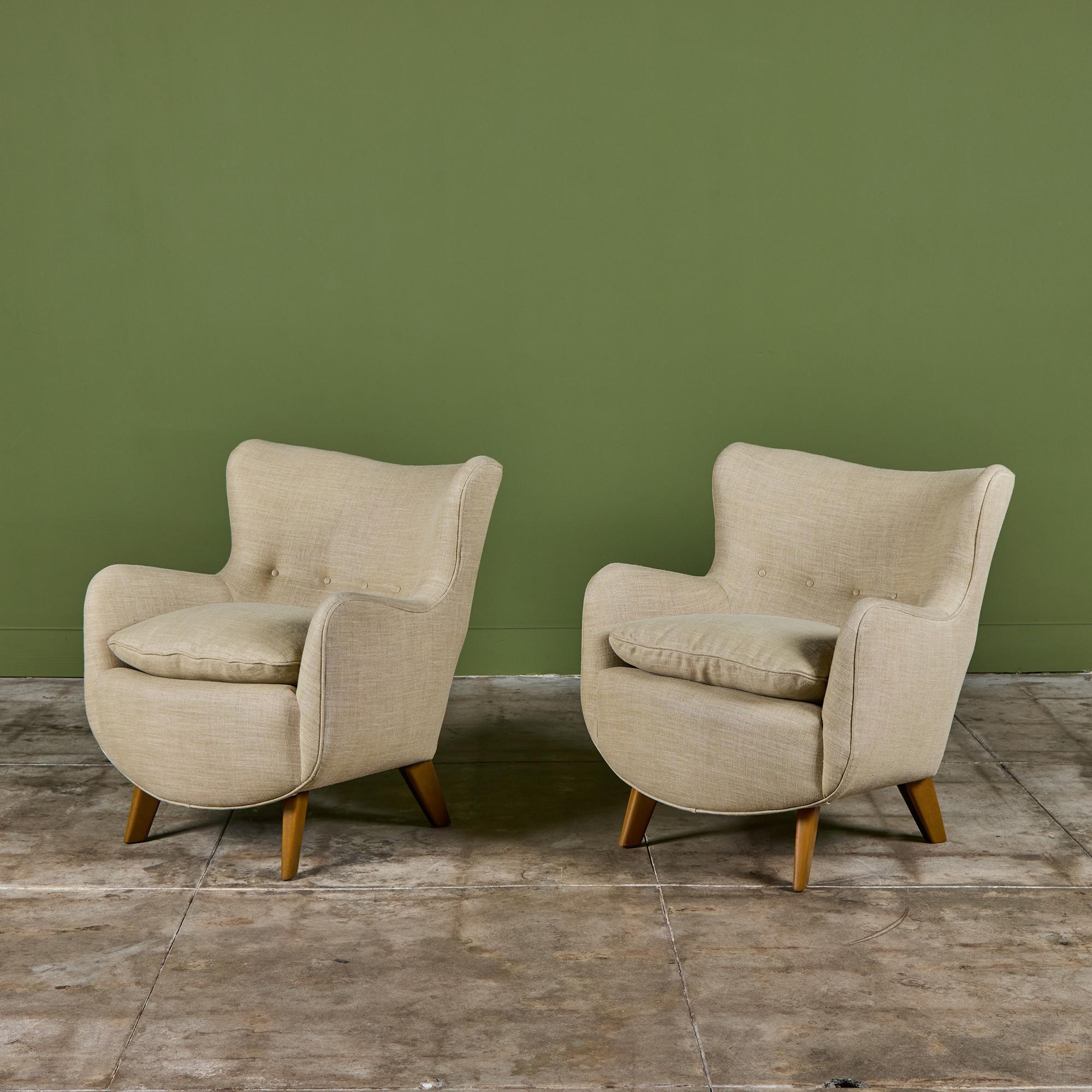 Coppia di rare sedie da salotto George Nelson modello '4688' per Herman Miller, anni '40 circa, USA. Le sedie più piccole sono caratterizzate da schienali curvi con inserti e braccioli arrotondati. Ogni sedia è stata rivestita di recente in un