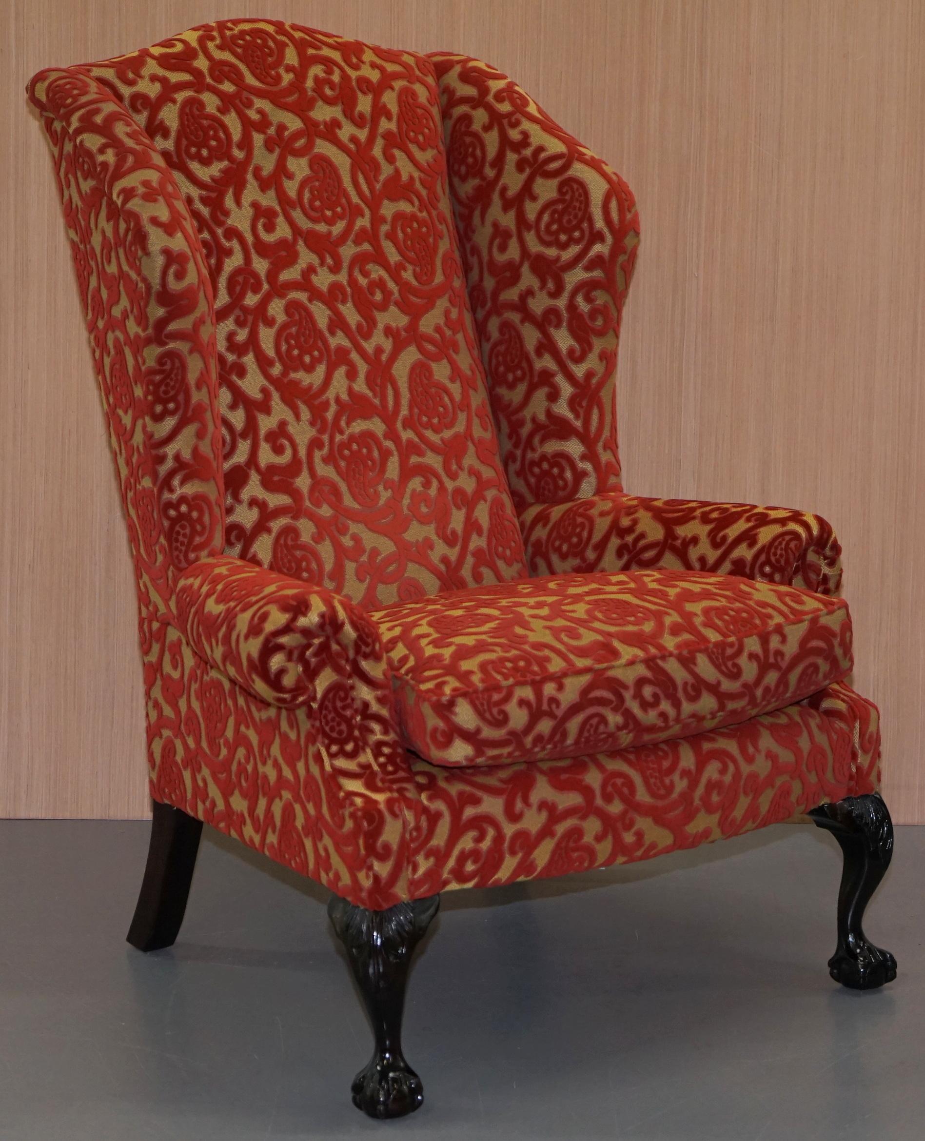 Nous sommes ravis d'offrir à la vente cette paire de fauteuils à oreilles George Smith Low Scroll Arm, d'un prix de vente conseillé de 9 378 £, avec tapisserie en damas.

Une très belle paire de grands fauteuils à dossier ailé, bien faits et
