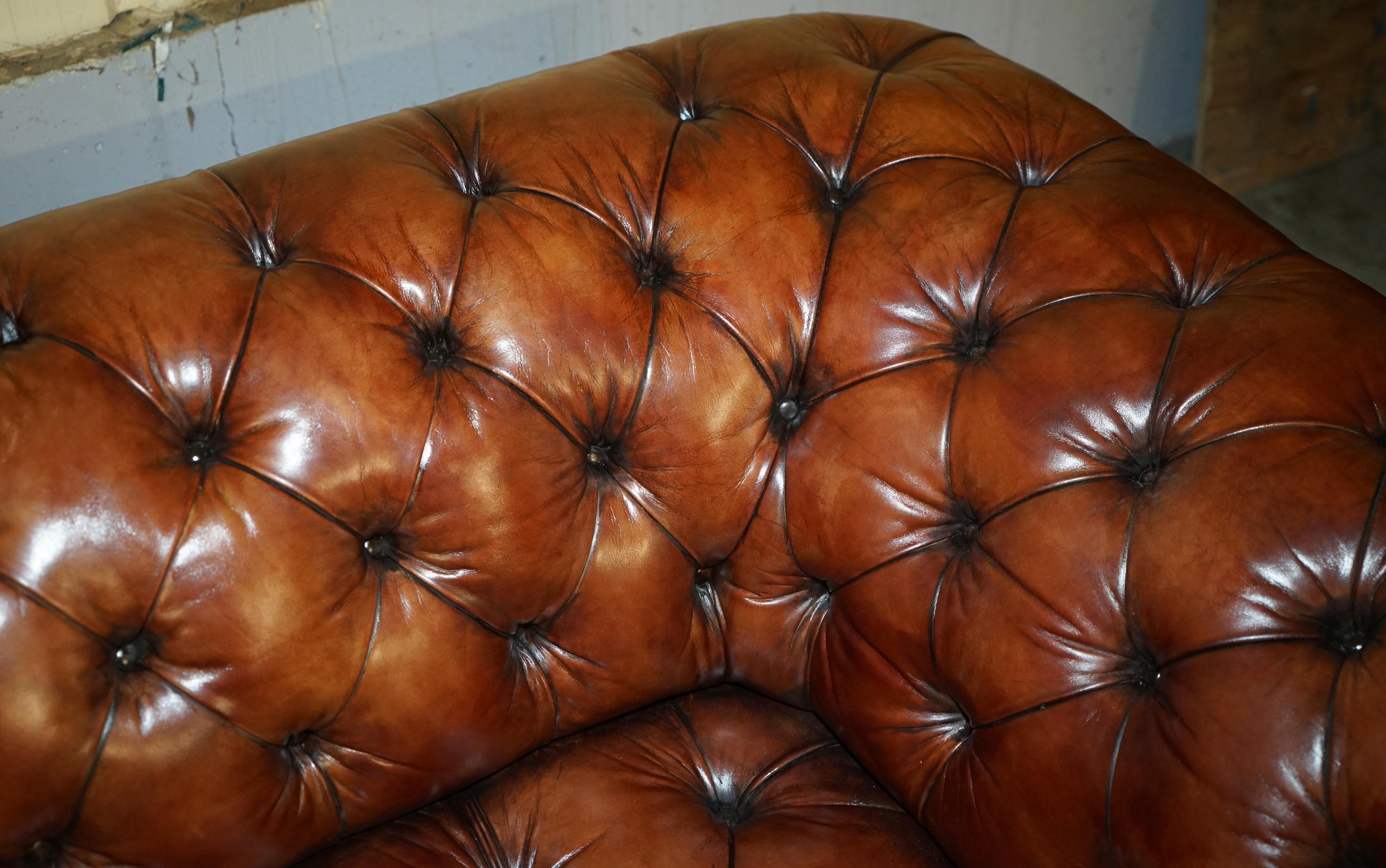 PAIR OF GEORGE SMiTH EARLY VICTORIAN BROWN LEATHER CHESTERFIELD TUFTED SOFAS For Sale 3