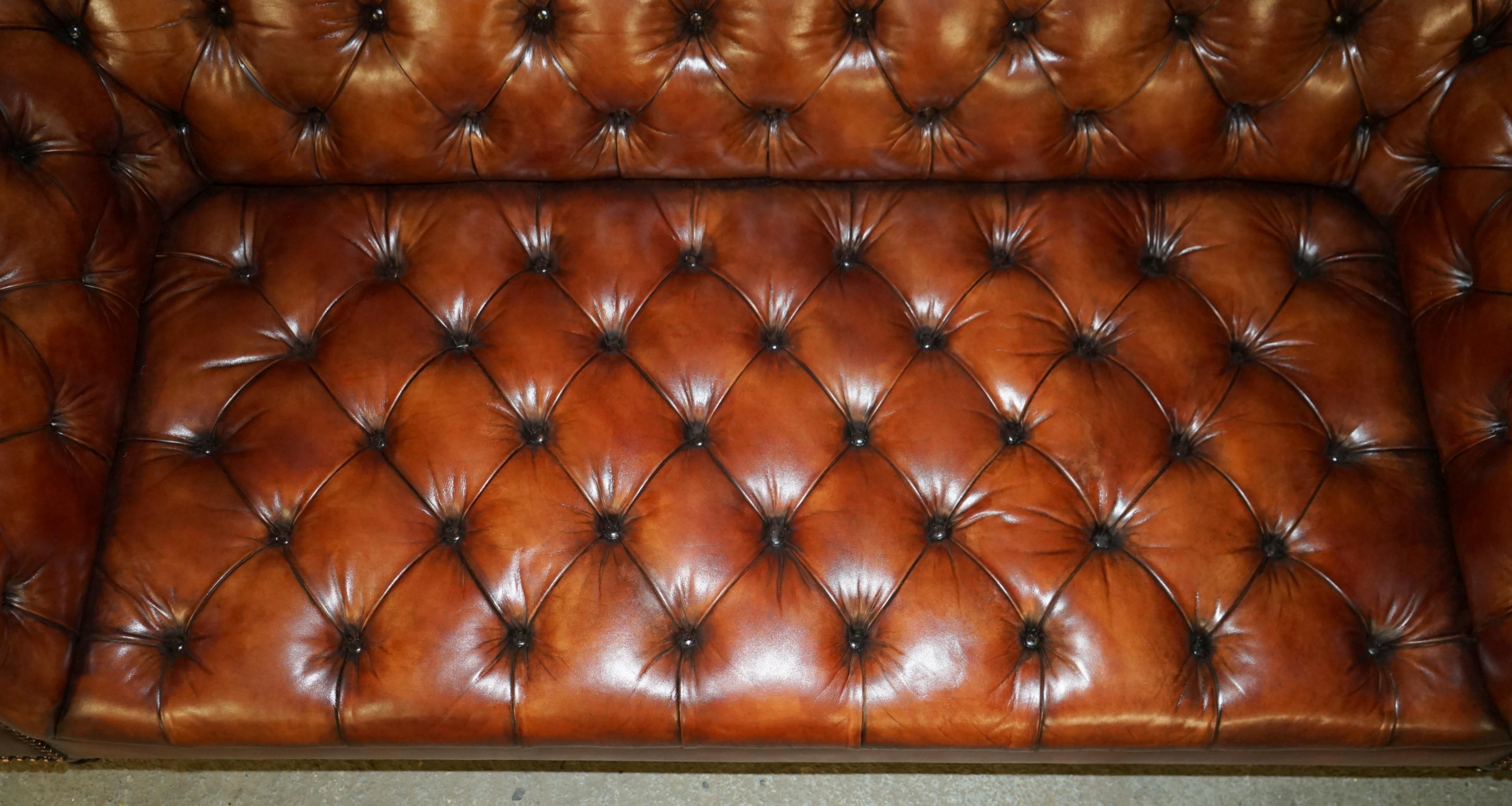 PAIR OF GEORGE SMiTH EARLY VICTORIAN BROWN LEATHER CHESTERFIELD TUFTED SOFAS For Sale 4