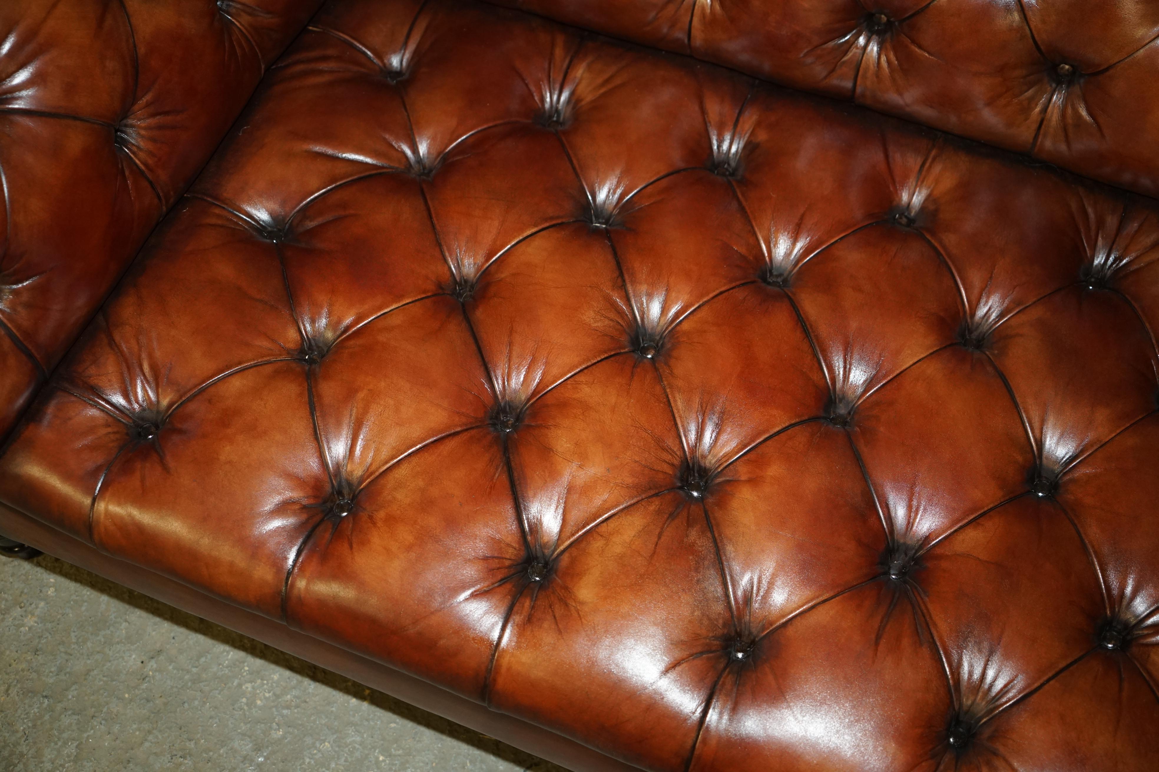 PAIR OF GEORGE SMiTH EARLY VICTORIAN BROWN LEATHER CHESTERFIELD TUFTED SOFAS For Sale 5