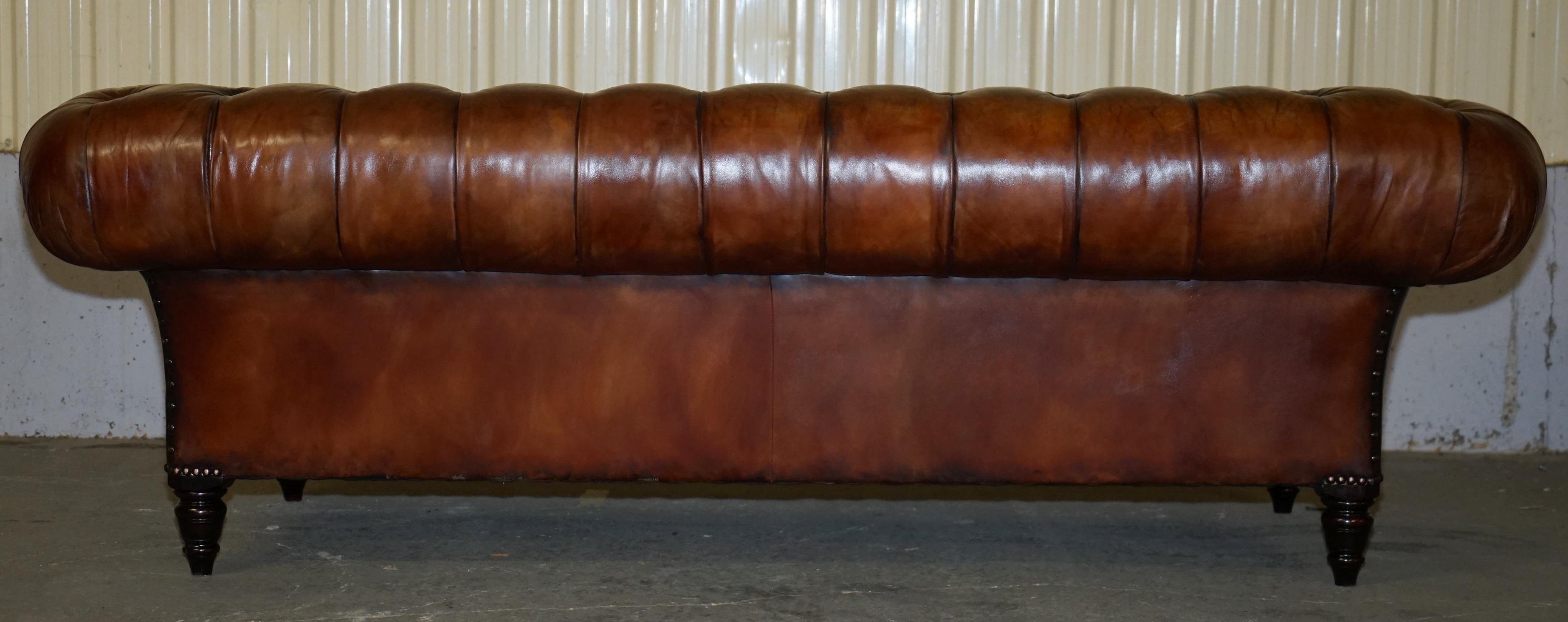 PAIR OF GEORGE SMiTH EARLY VICTORIAN BROWN LEATHER CHESTERFIELD TUFTED SOFAS For Sale 7