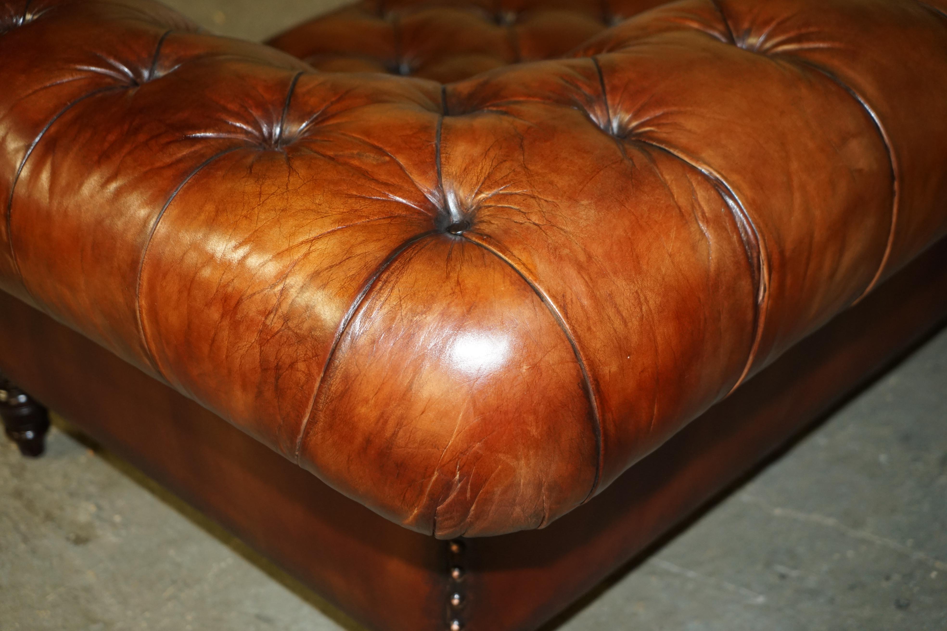 PAIR OF GEORGE SMiTH EARLY VICTORIAN BROWN LEATHER CHESTERFIELD TUFTED SOFAS For Sale 10