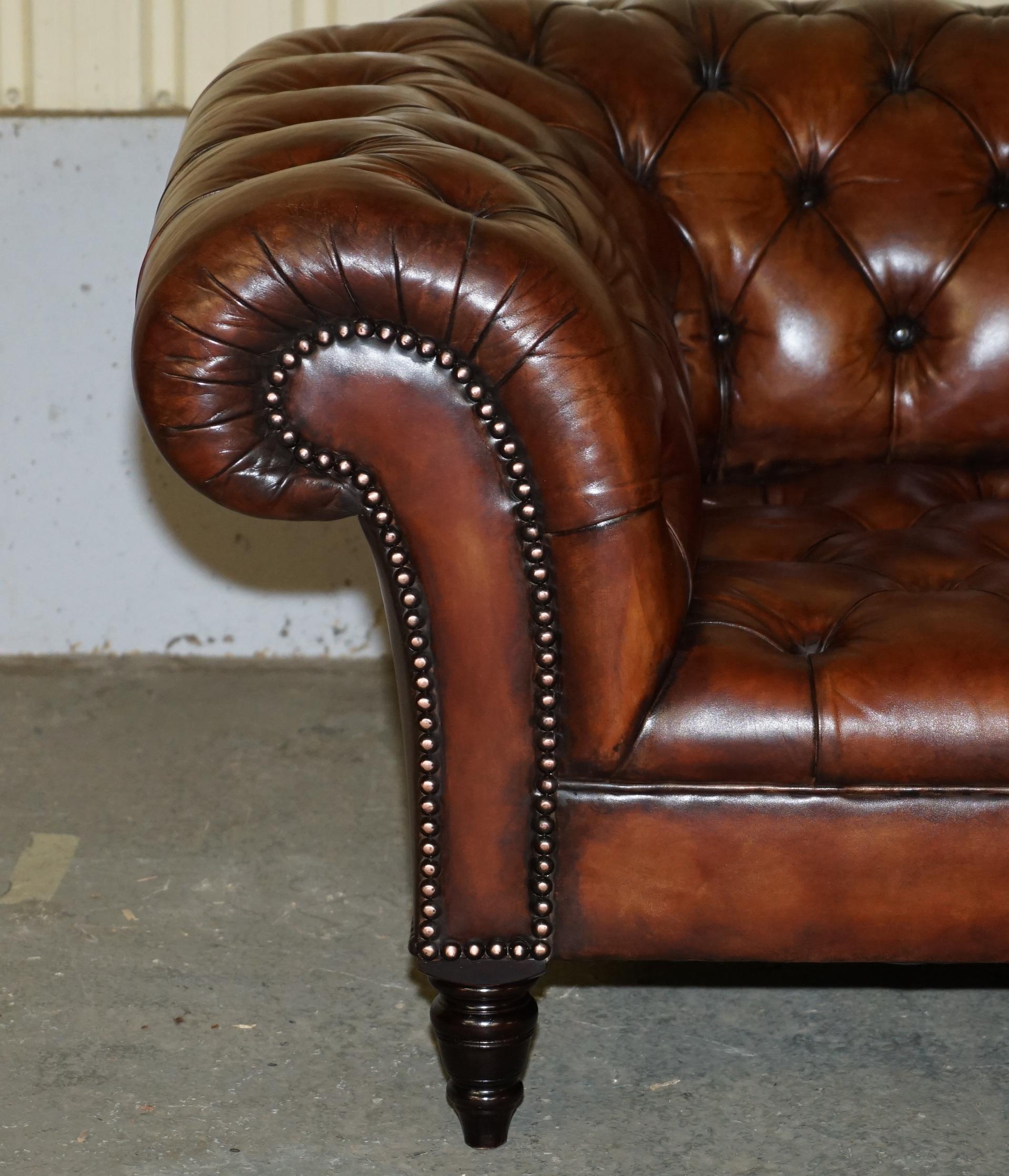 English PAIR OF GEORGE SMiTH EARLY VICTORIAN BROWN LEATHER CHESTERFIELD TUFTED SOFAS For Sale