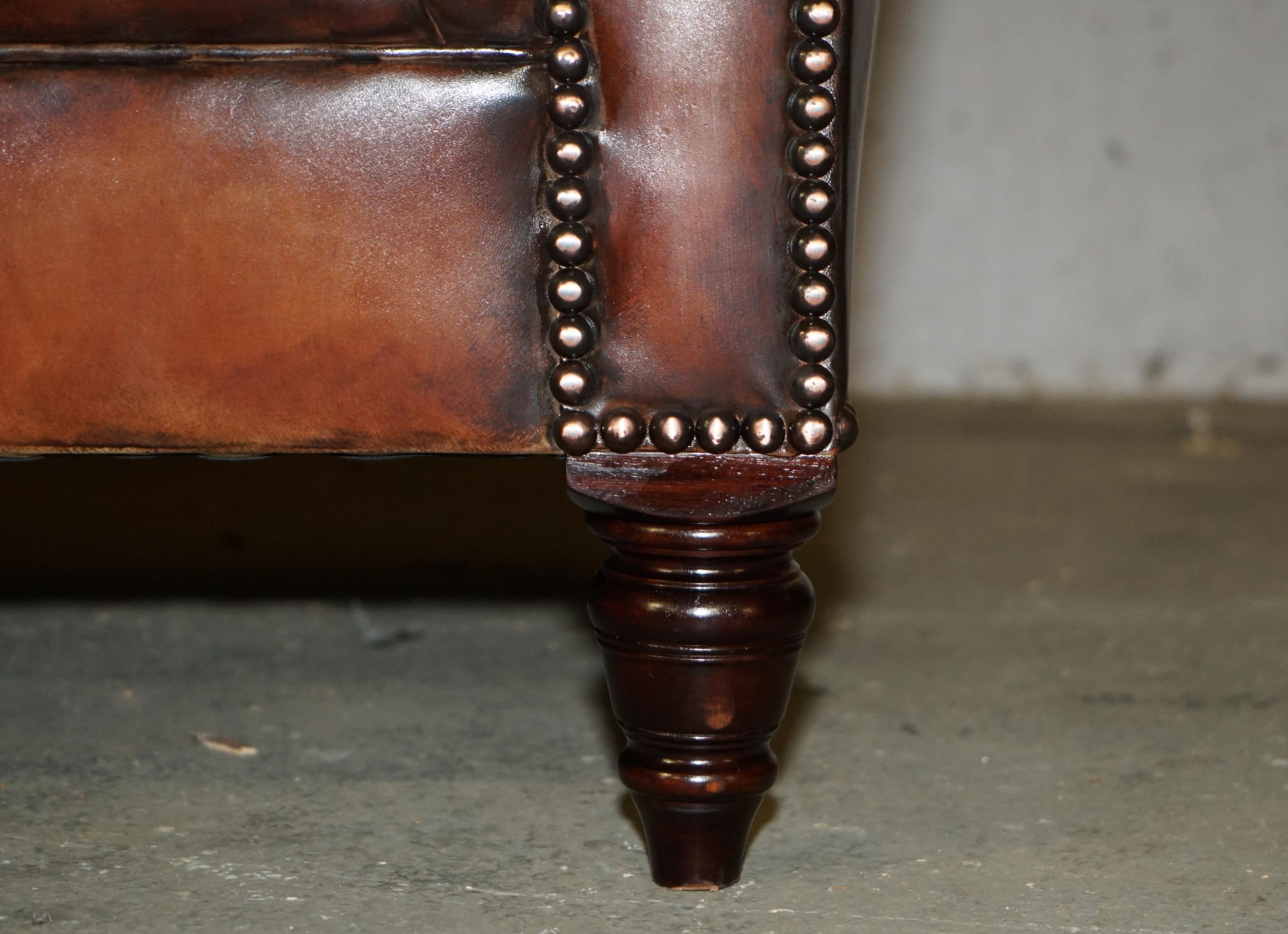 PAIR OF GEORGE SMiTH EARLY VICTORIAN BROWN LEATHER CHESTERFIELD TUFTED SOFAS In Excellent Condition For Sale In West Sussex, Pulborough