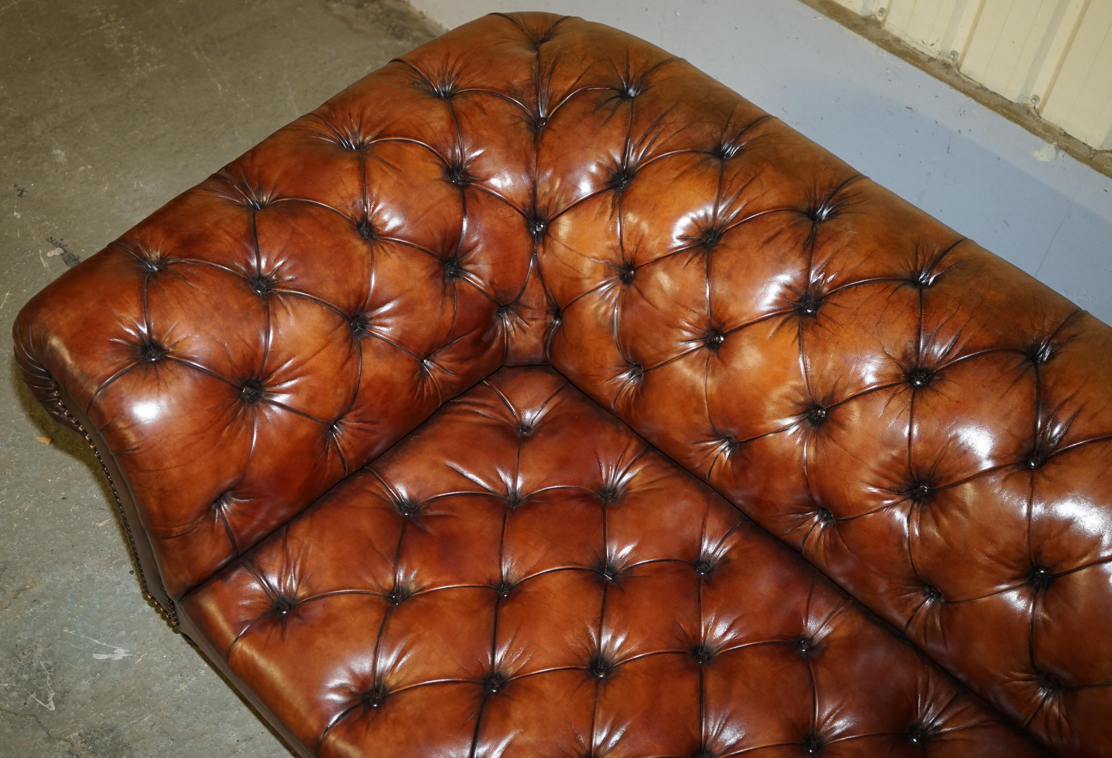 Leather PAIR OF GEORGE SMiTH EARLY VICTORIAN BROWN LEATHER CHESTERFIELD TUFTED SOFAS For Sale