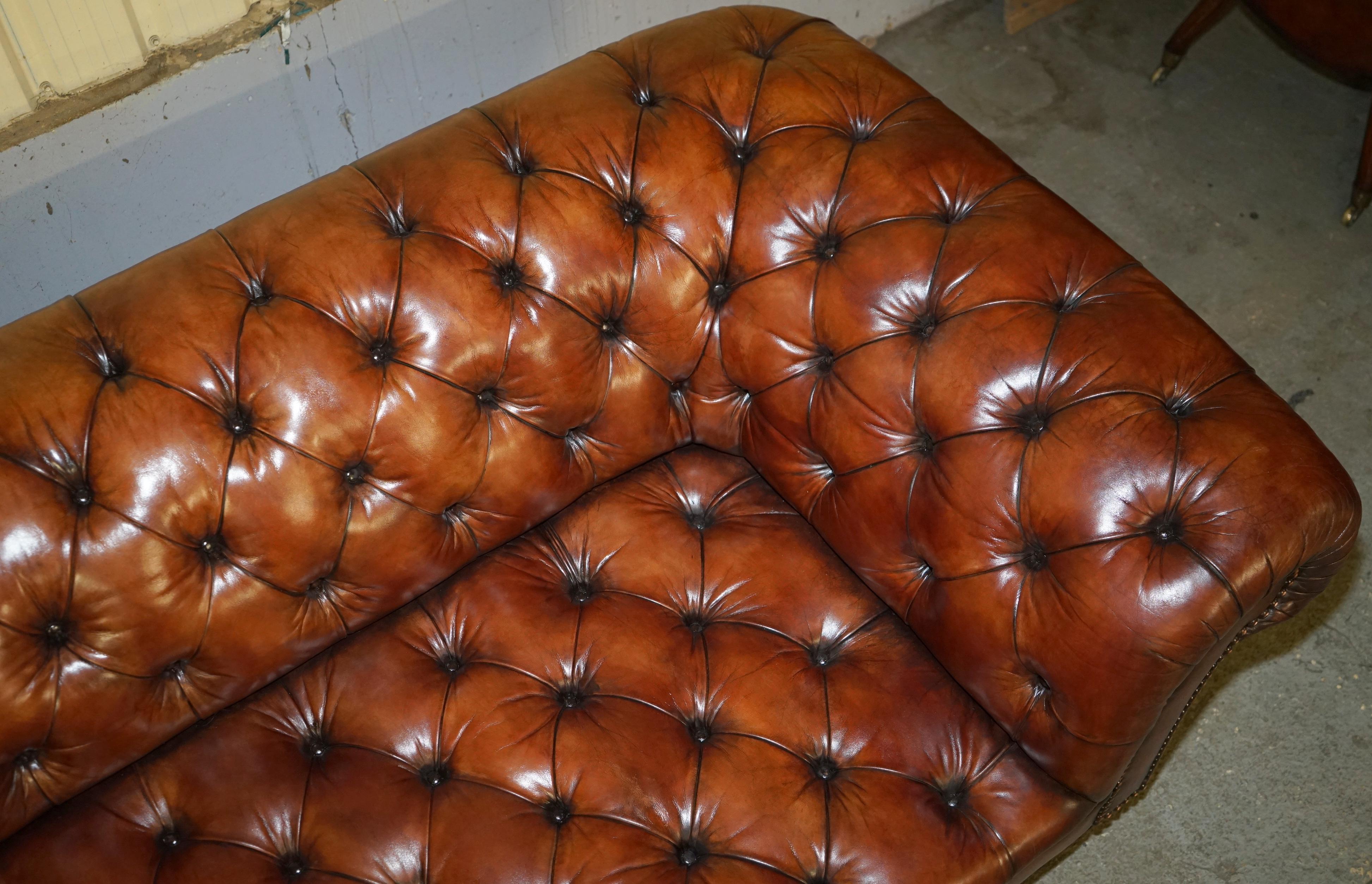 PAIR OF GEORGE SMiTH EARLY VICTORIAN BROWN LEATHER CHESTERFIELD TUFTED SOFAS For Sale 1
