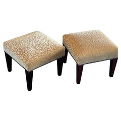 Ein Paar englische George Smith Polsterhocker aus geschnittenem Samt mit Nagelkopfverzierung