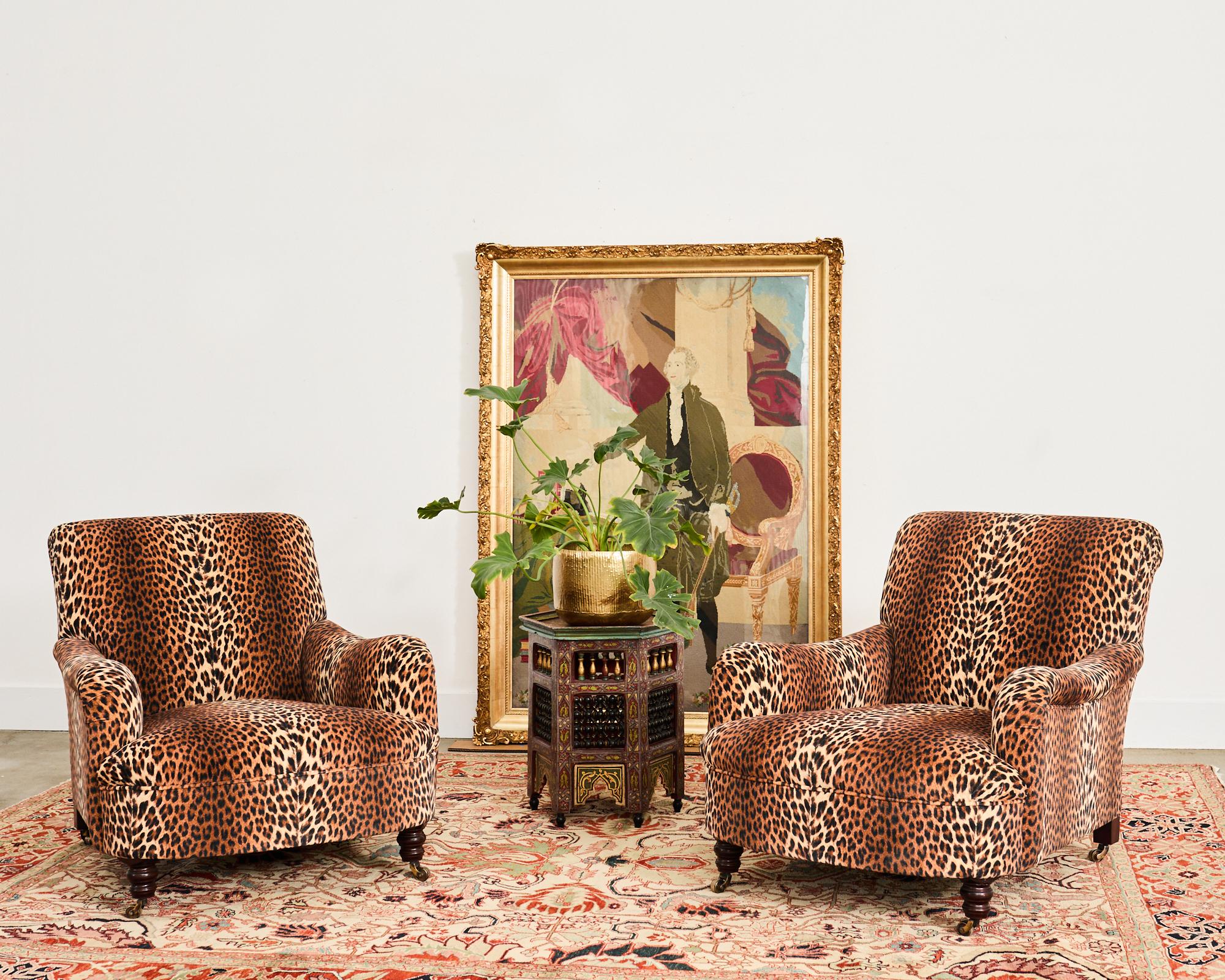 Ein Paar edle, mit Leopardensamt gepolsterte Loungesessel oder Clubsessel, die von George Smiths Kunsthandwerkern für eine Installation von Samantha Todhunter in einer historischen Villa von Julia Morgan aus dem Jahr 1916 in Presidio Heights in San