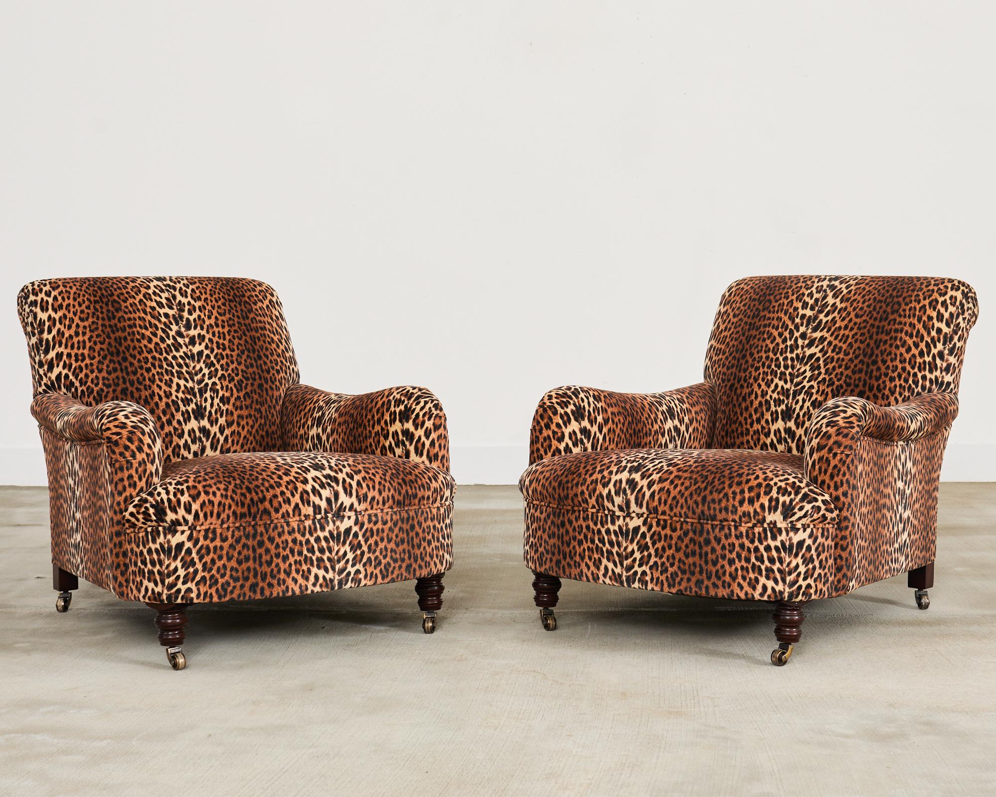 Paar George Smith Jules-Loungesessel aus Leopardensamt (Moderne) im Angebot