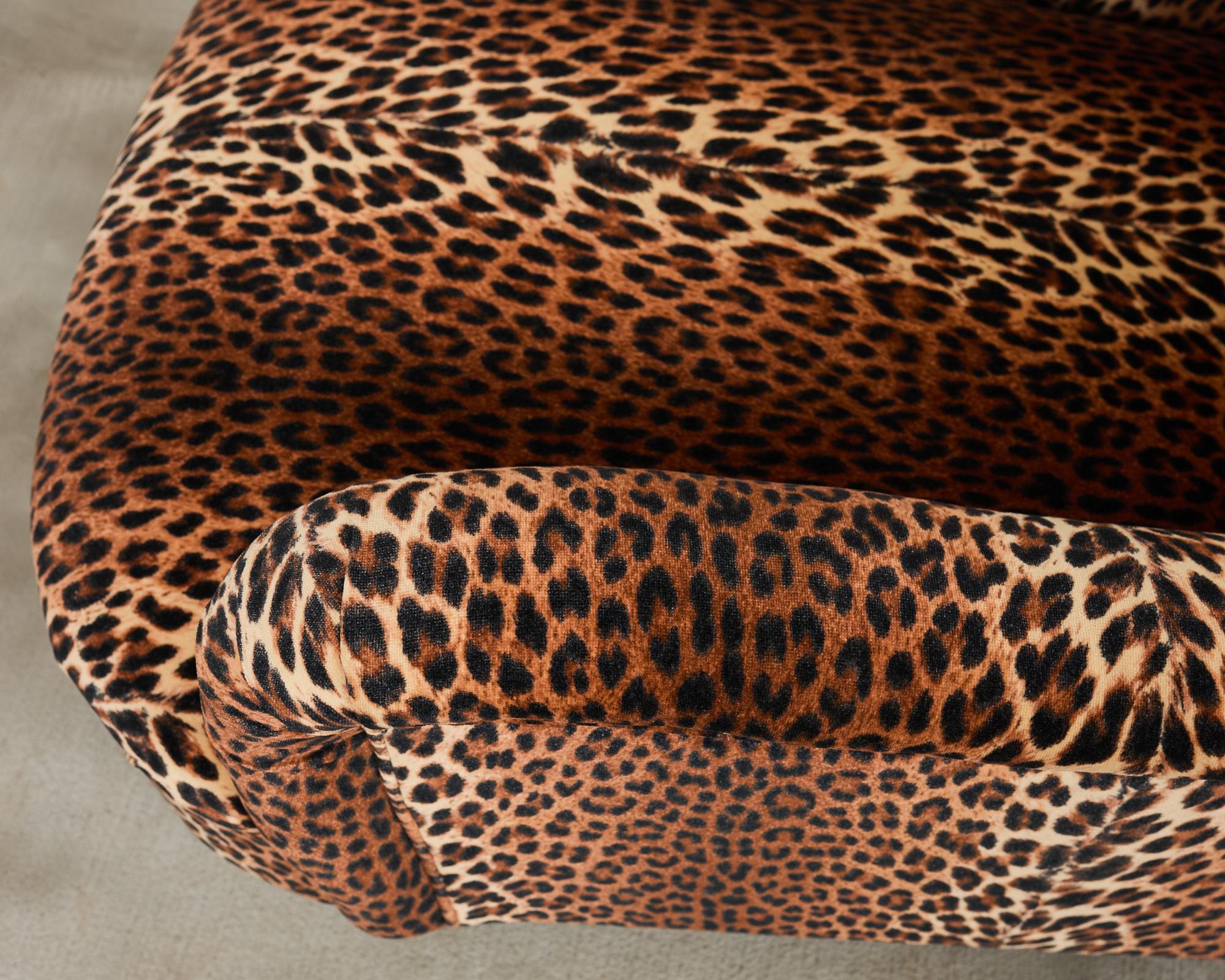 Paar George Smith Jules-Loungesessel aus Leopardensamt (Messing) im Angebot