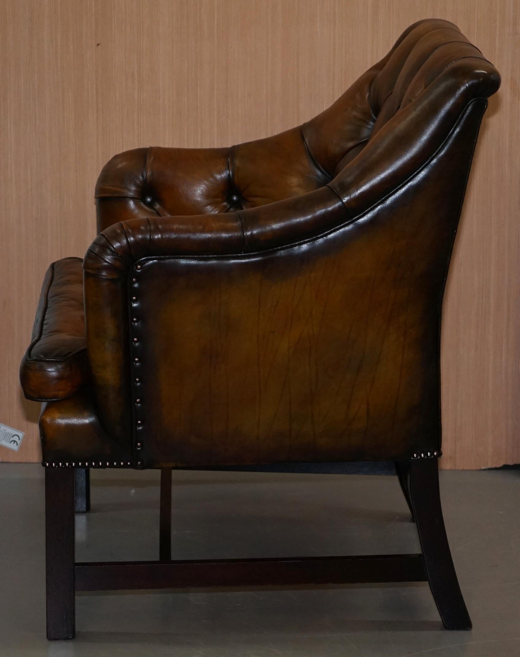 Paire de fauteuils de bureau géorgiens en cuir marron restaurés George Smith en vente 3