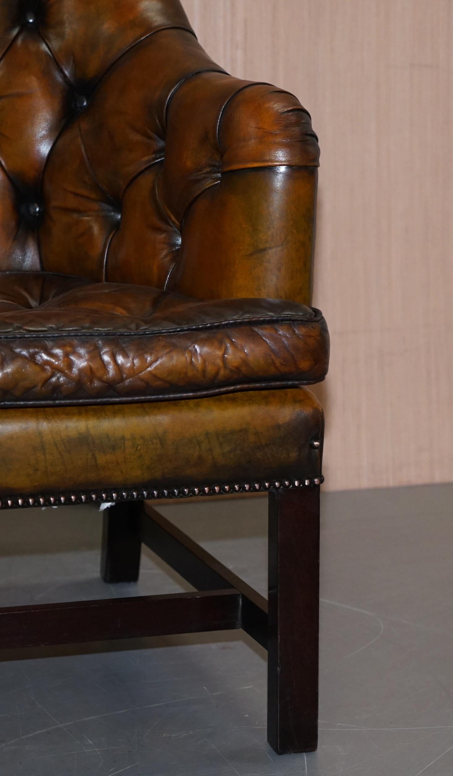 Paire de fauteuils de bureau géorgiens en cuir marron restaurés George Smith en vente 6
