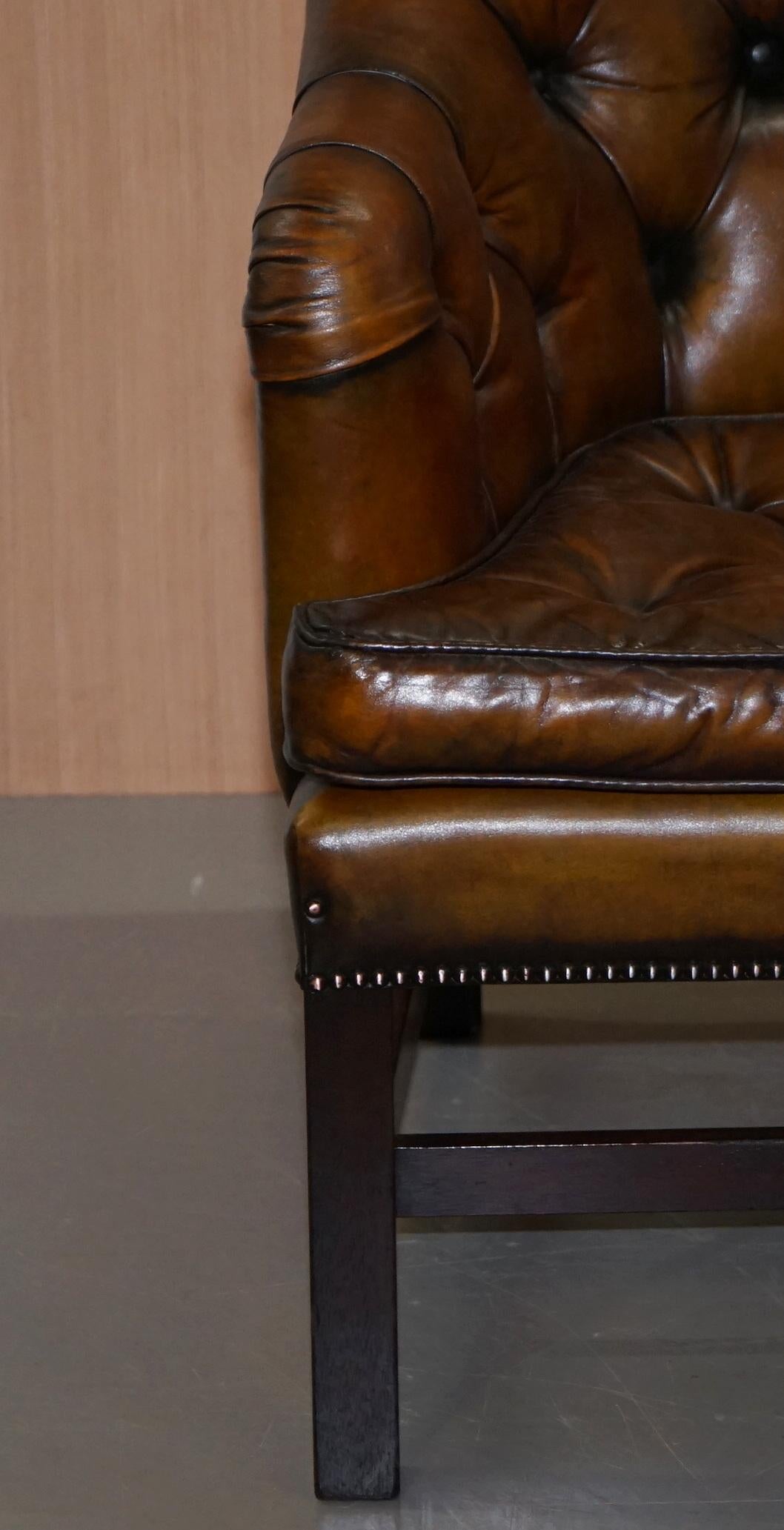 Paire de fauteuils de bureau géorgiens en cuir marron restaurés George Smith en vente 7