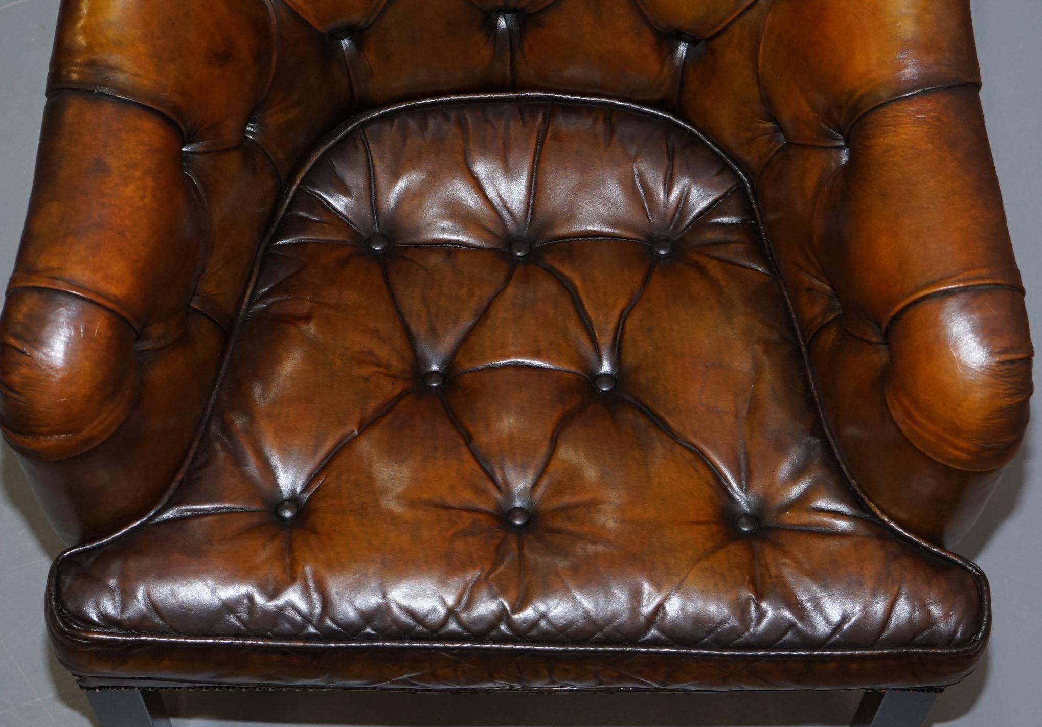 Paire de fauteuils de bureau géorgiens en cuir marron restaurés George Smith en vente 11