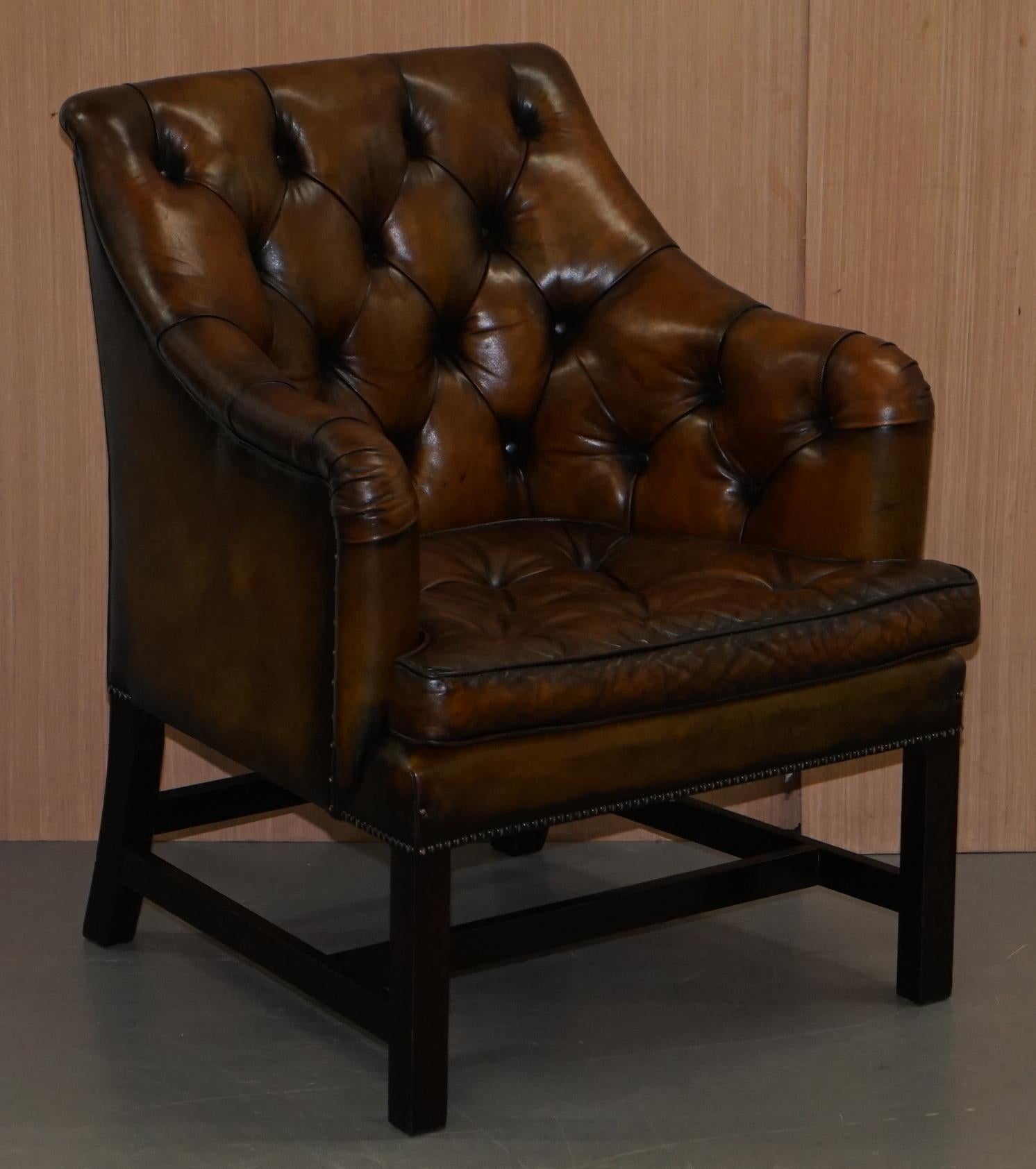 Wir freuen uns, dieses atemberaubende Paar vollständig restaurierter George Smith Whiskey braun georgianischen Stil Occasional oder Schreibtisch Sessel zum Verkauf anbieten RRP £ 10.400 für das Paar

Ich habe fünf dieser Sessel, zwei Paare und