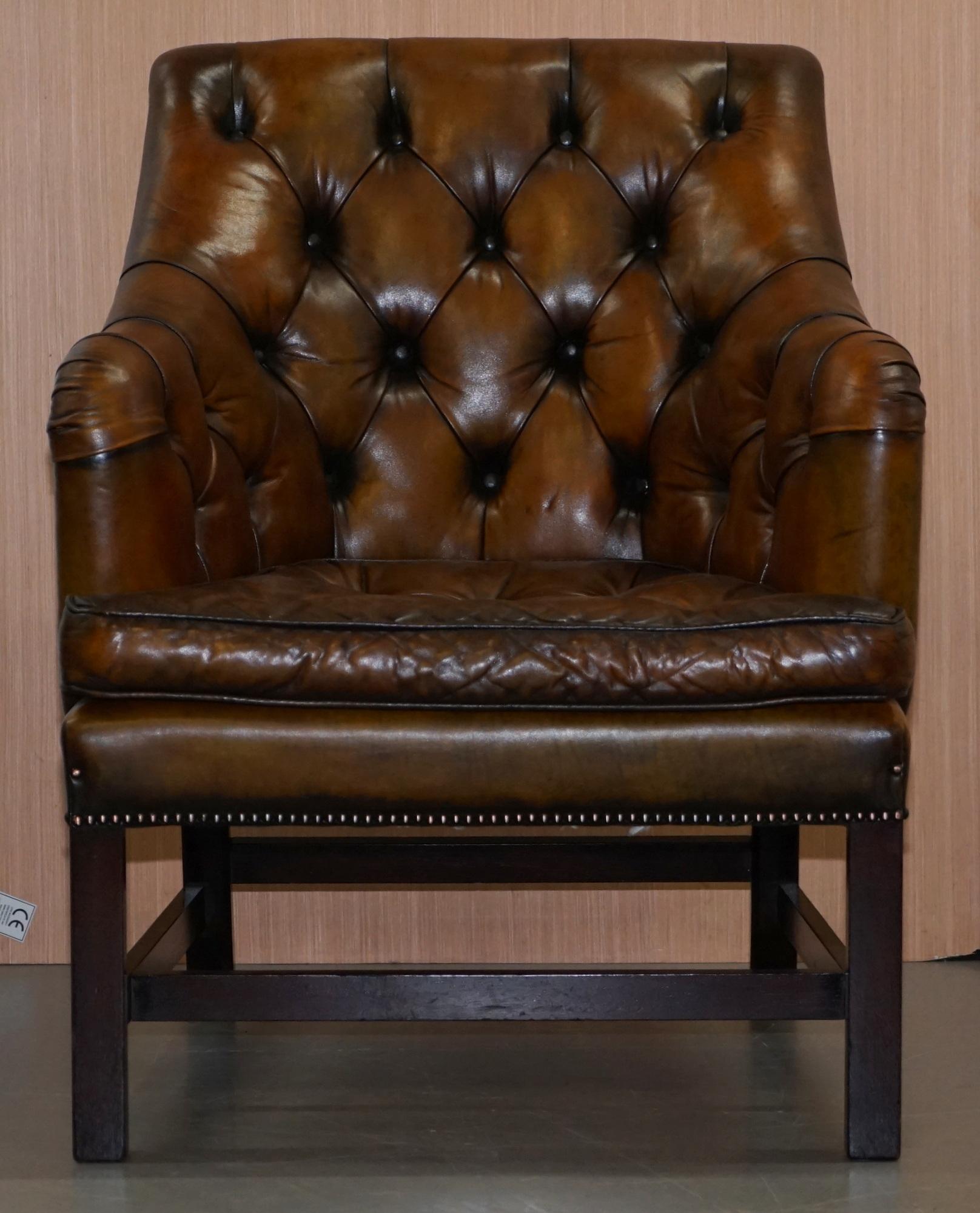 Georgien Paire de fauteuils de bureau géorgiens en cuir marron restaurés George Smith en vente