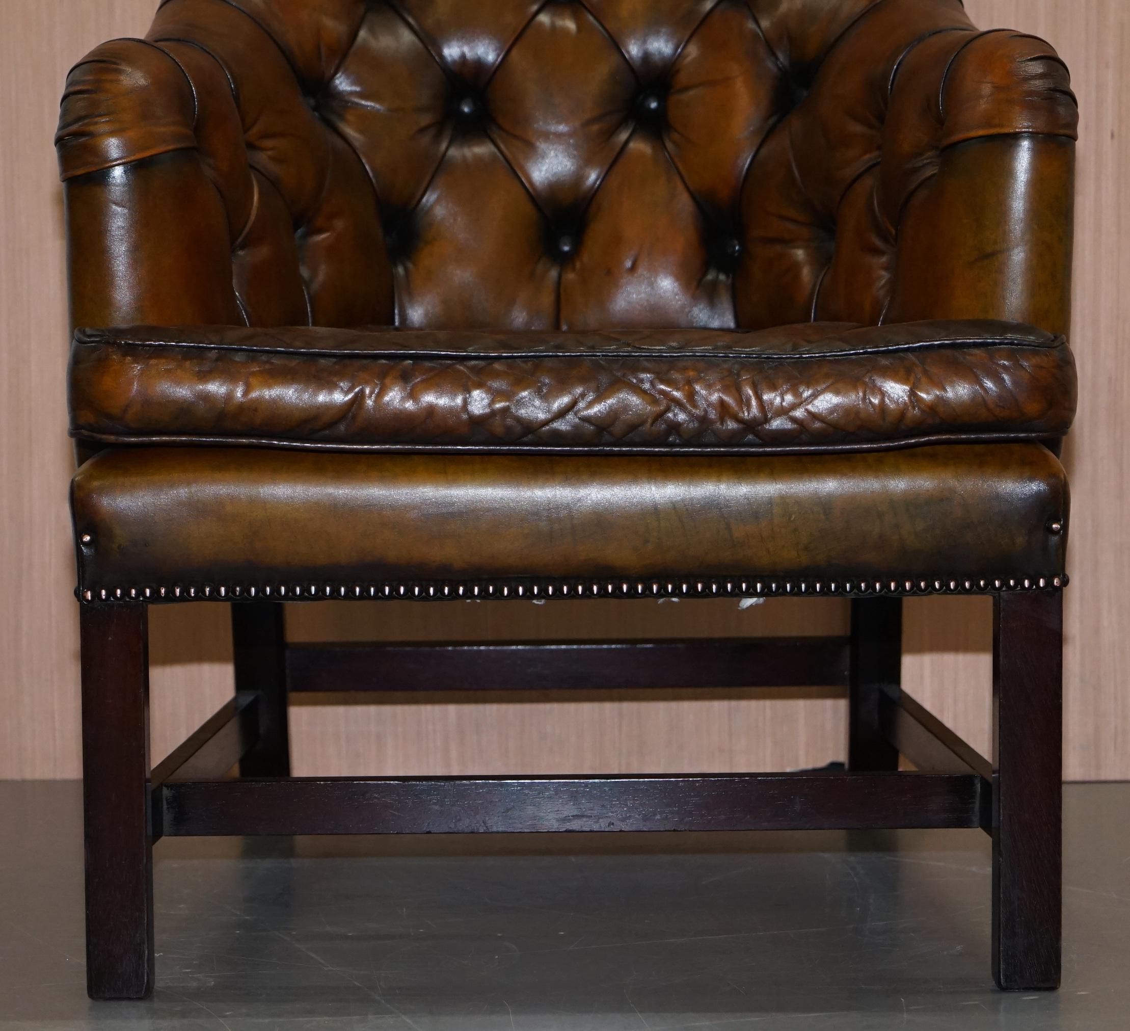 XXIe siècle et contemporain Paire de fauteuils de bureau géorgiens en cuir marron restaurés George Smith en vente
