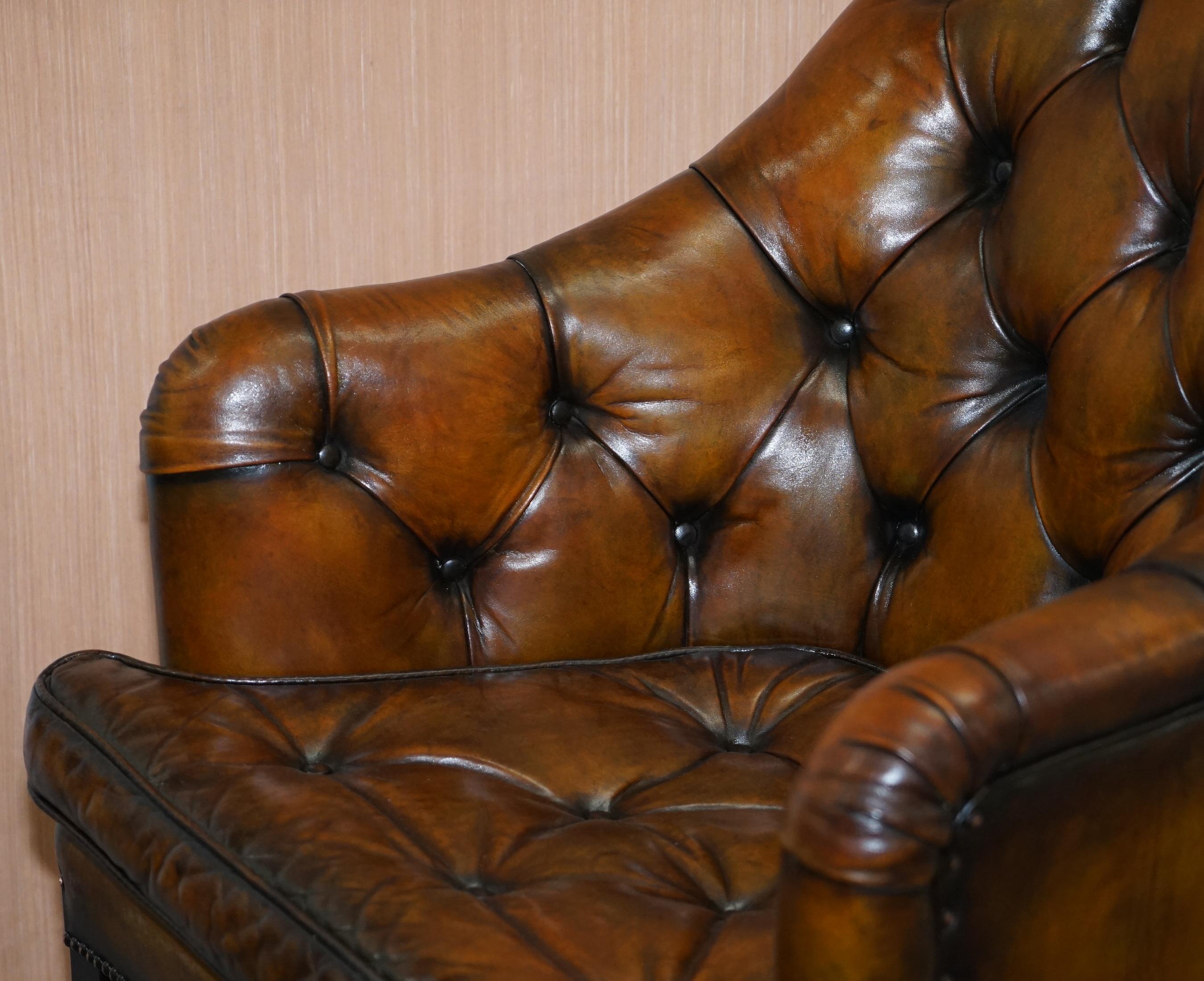 Cuir Paire de fauteuils de bureau géorgiens en cuir marron restaurés George Smith en vente