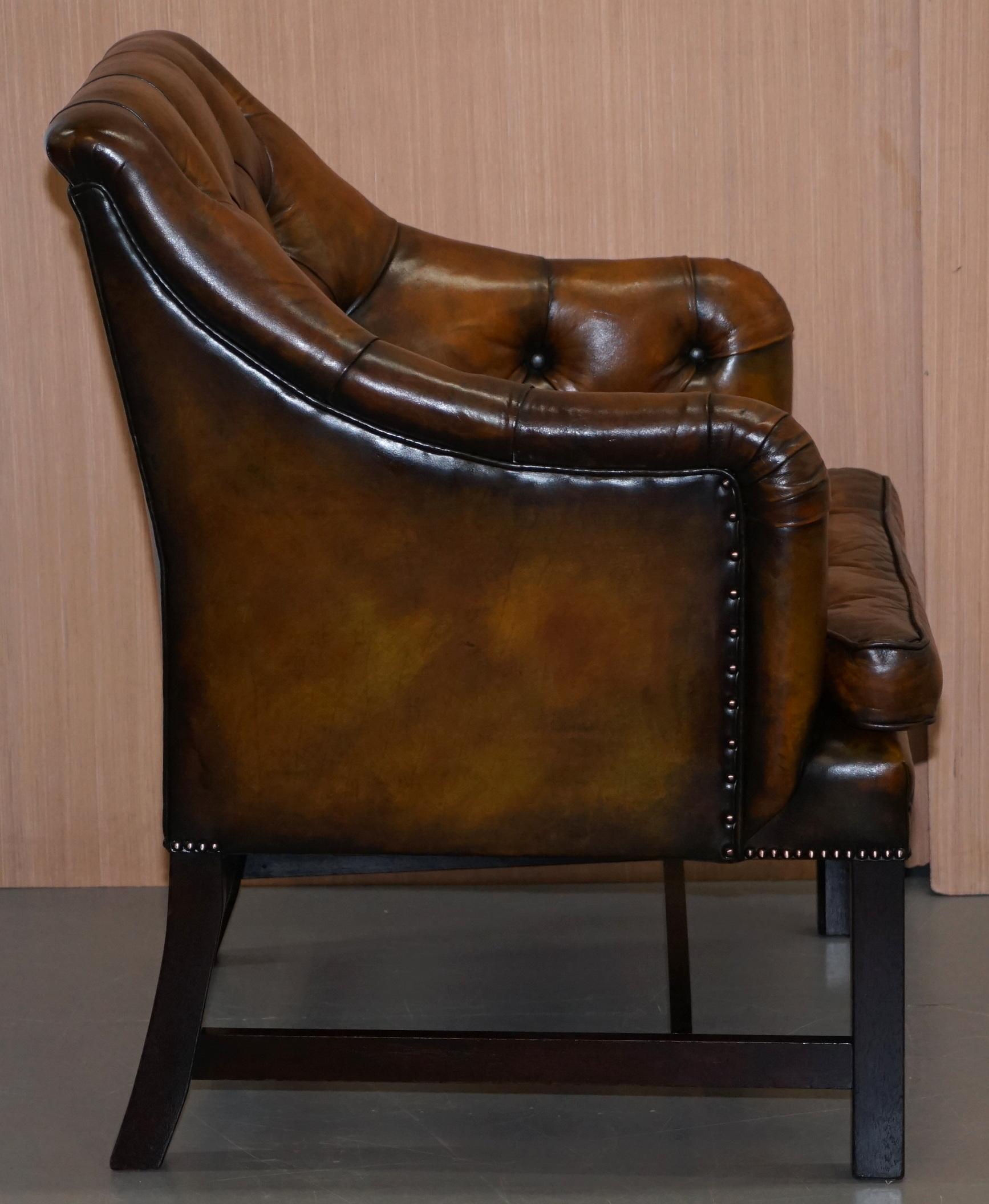 Paire de fauteuils de bureau géorgiens en cuir marron restaurés George Smith en vente 1