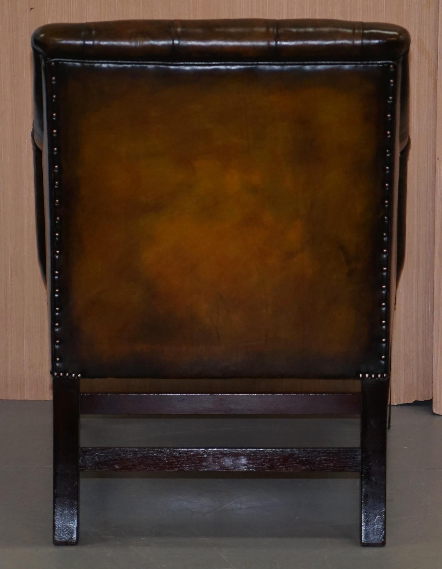 Paire de fauteuils de bureau géorgiens en cuir marron restaurés George Smith en vente 2