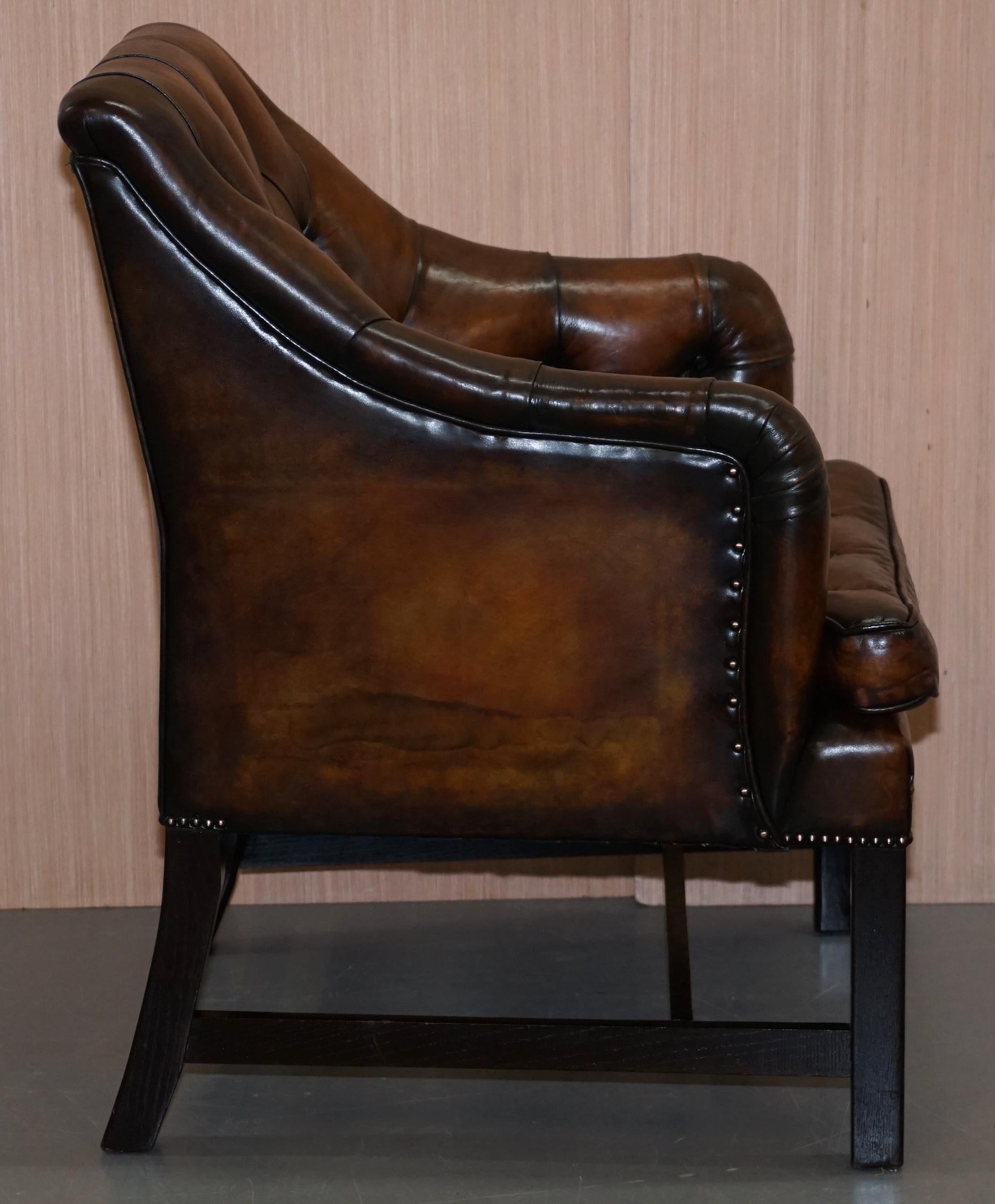 Ein Paar restaurierte braune Ledersessel von George Smith Schreibtisch im Angebot 7