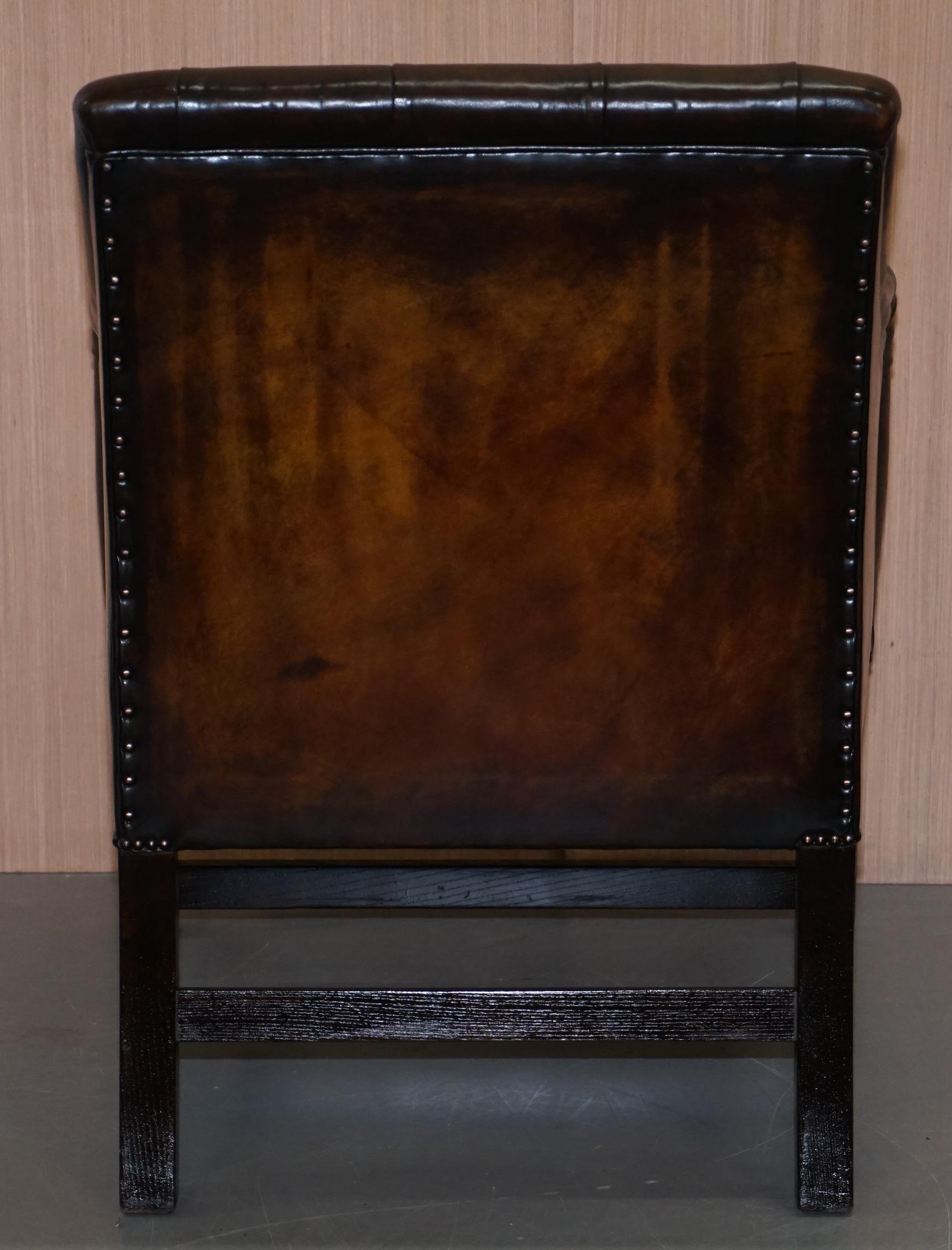 Coppia di poltrone occasionali in pelle marrone restaurate George Smith Desk in vendita 6