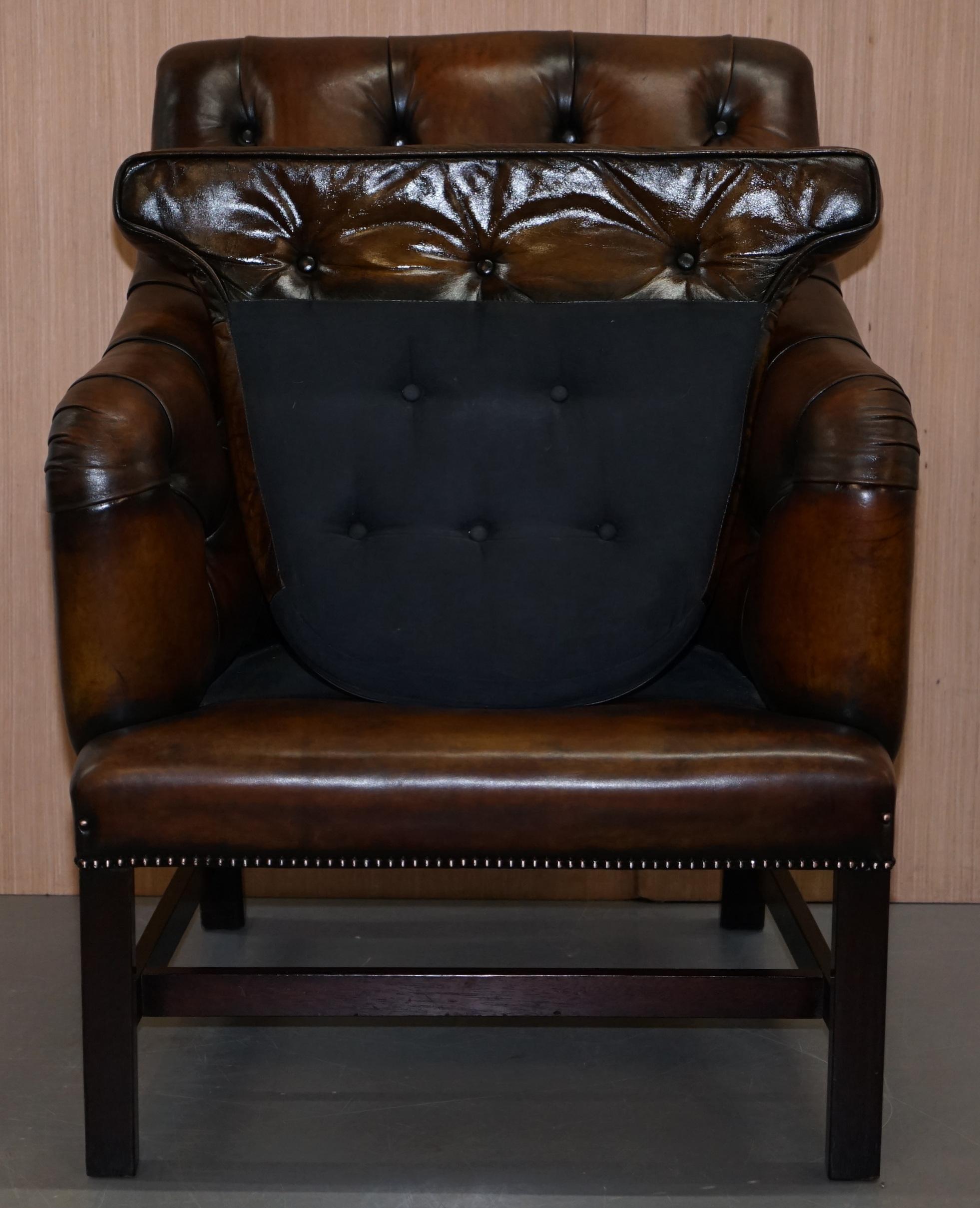 Fait main Paire de fauteuils d'appoint en cuir Brown restaurés George Smith Bureau en vente