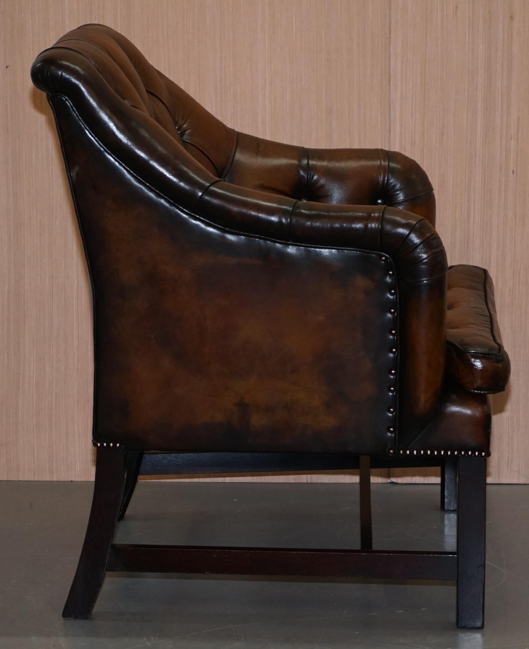 XXIe siècle et contemporain Paire de fauteuils d'appoint en cuir Brown restaurés George Smith Bureau en vente